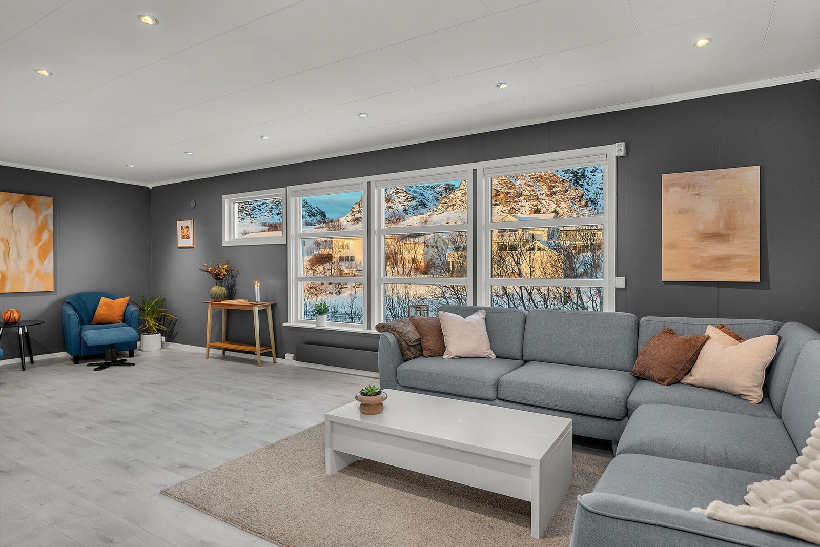 Åpen og lys stue med store vinduer, spotbelysning og gode møbleringsmuligheter. Galleribilde