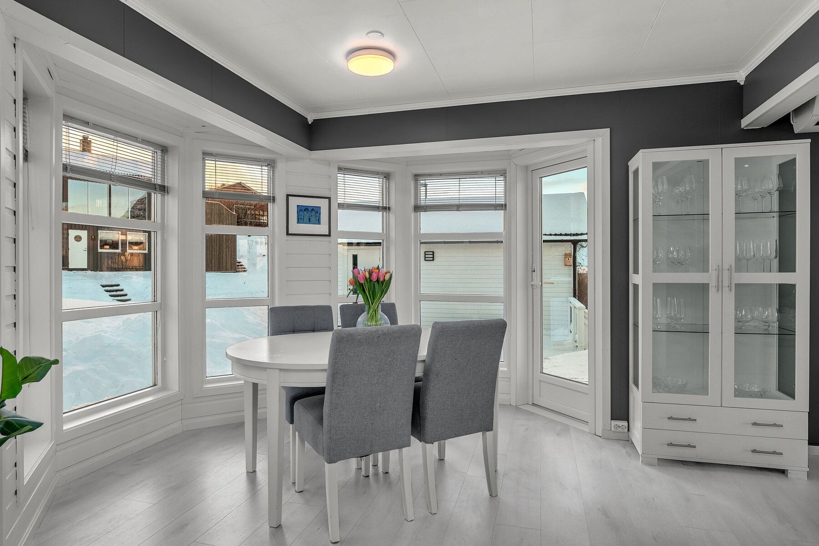 Boligens særpreg - buet spisestue omgitt av vinduer som gir en god romfølelse. Galleribilde