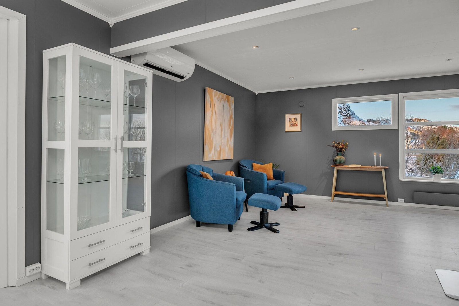 Del av stuen med utgang til terrasse til venstre. Galleribilde