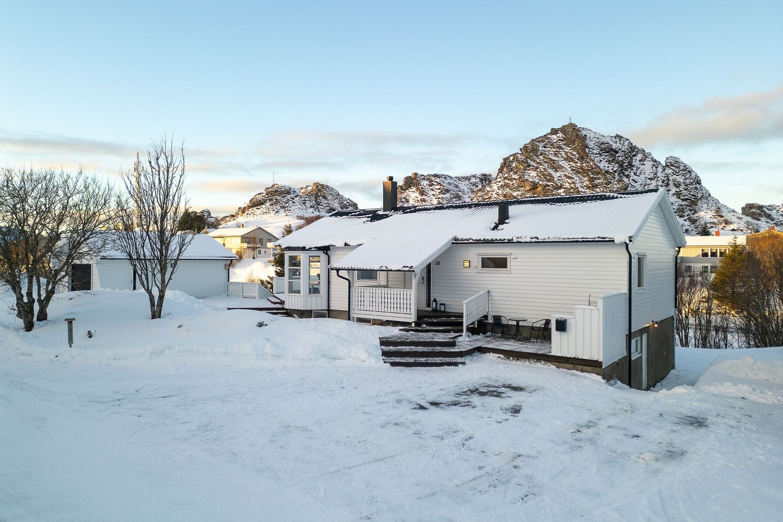 Gode parkeringsmuligheter på tomten med frittstående garasje og biloppstillingsplasser på gruset gårdsplass. Galleribilde