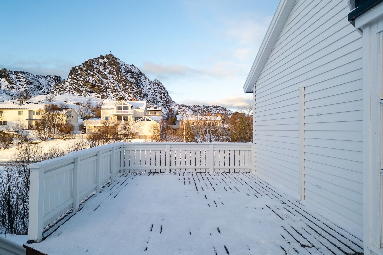 Sørvestvendt terrasse med gode solforhold og plass til både sittegruppe og grill. Galleribilde
