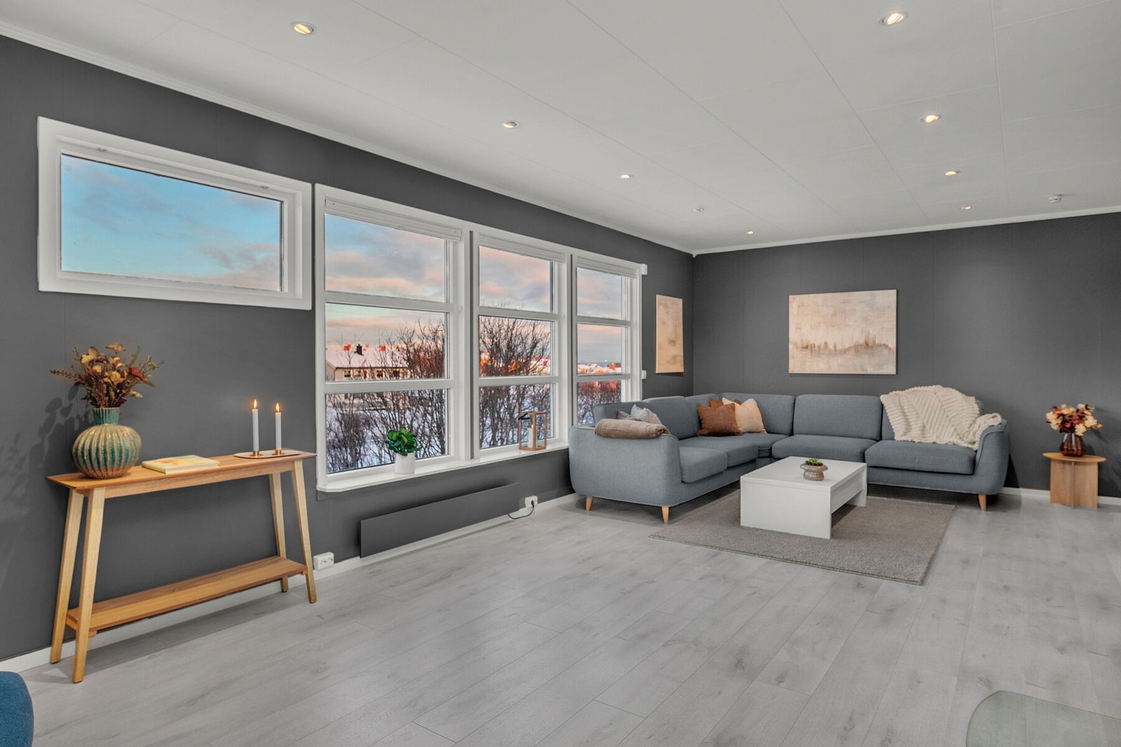 Store vinduer slipper inn rikelig med lys i rommet. Galleribilde