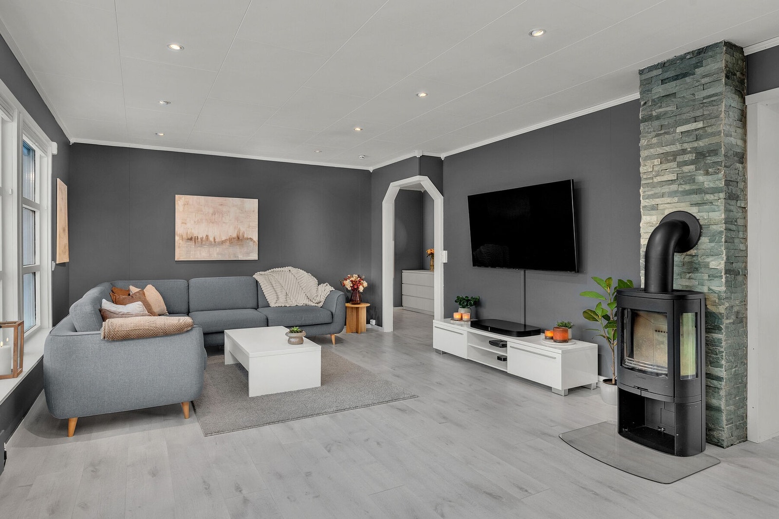 Ved ovn i stuen i hovedetasjen Galleribilde