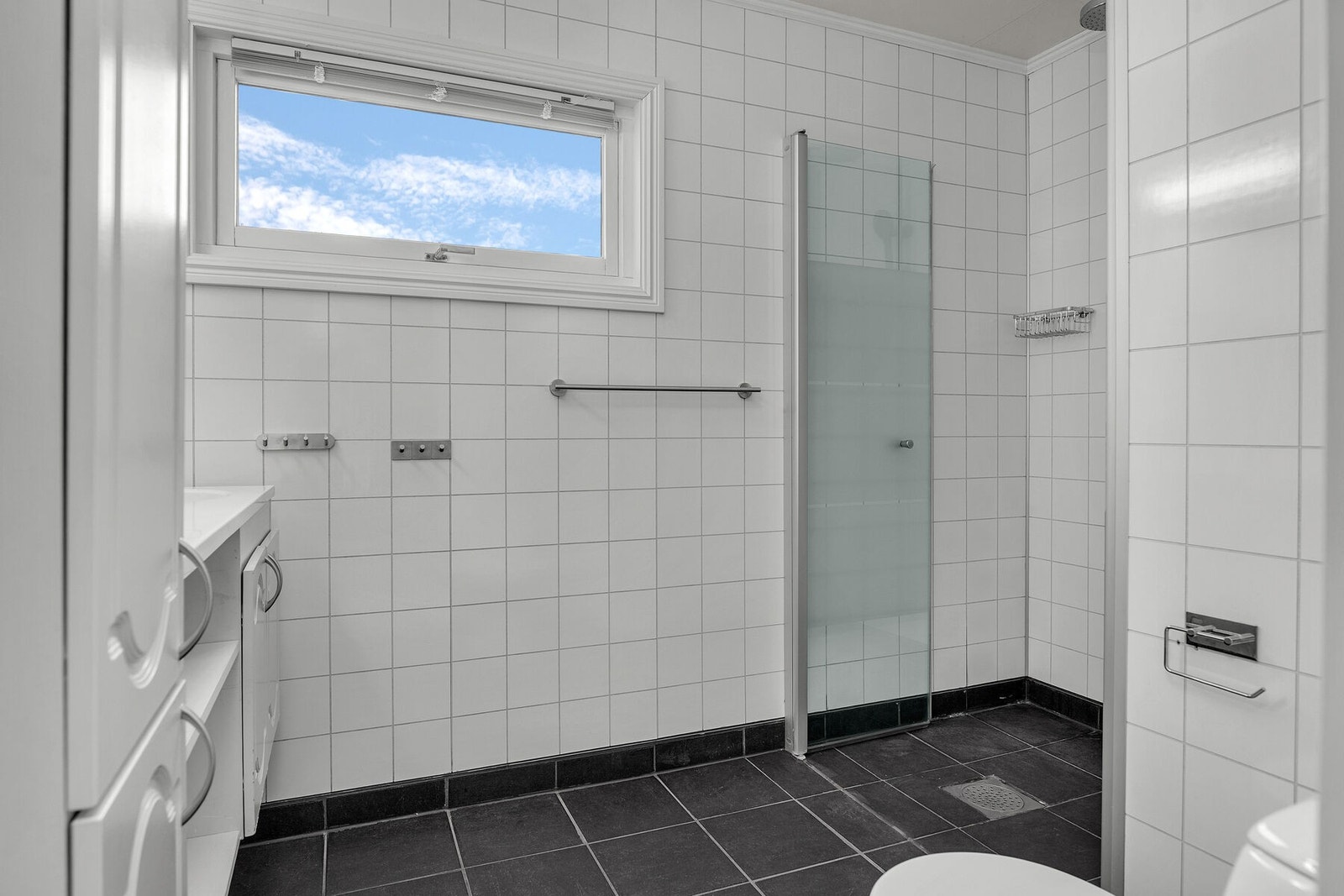 Vindu og mekanisk ventilasjon bidrar til godt inneklima på badet. Galleribilde