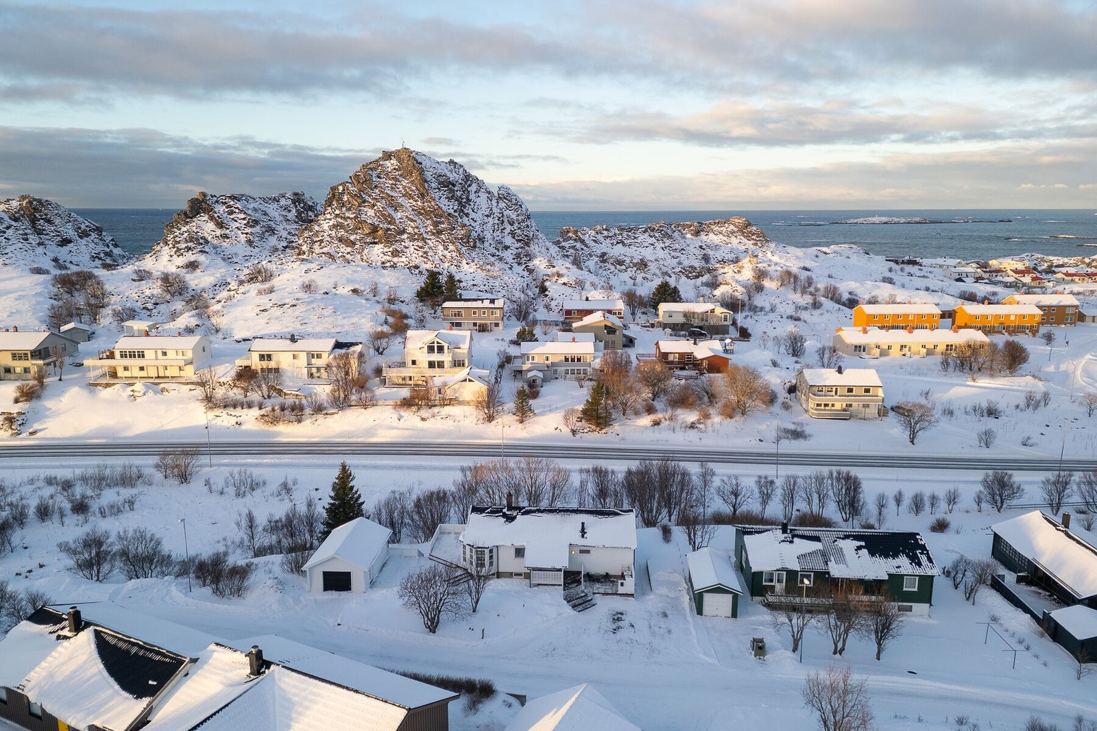 Eiendommen sett fra lufta og nærområdet rundt. Galleribilde