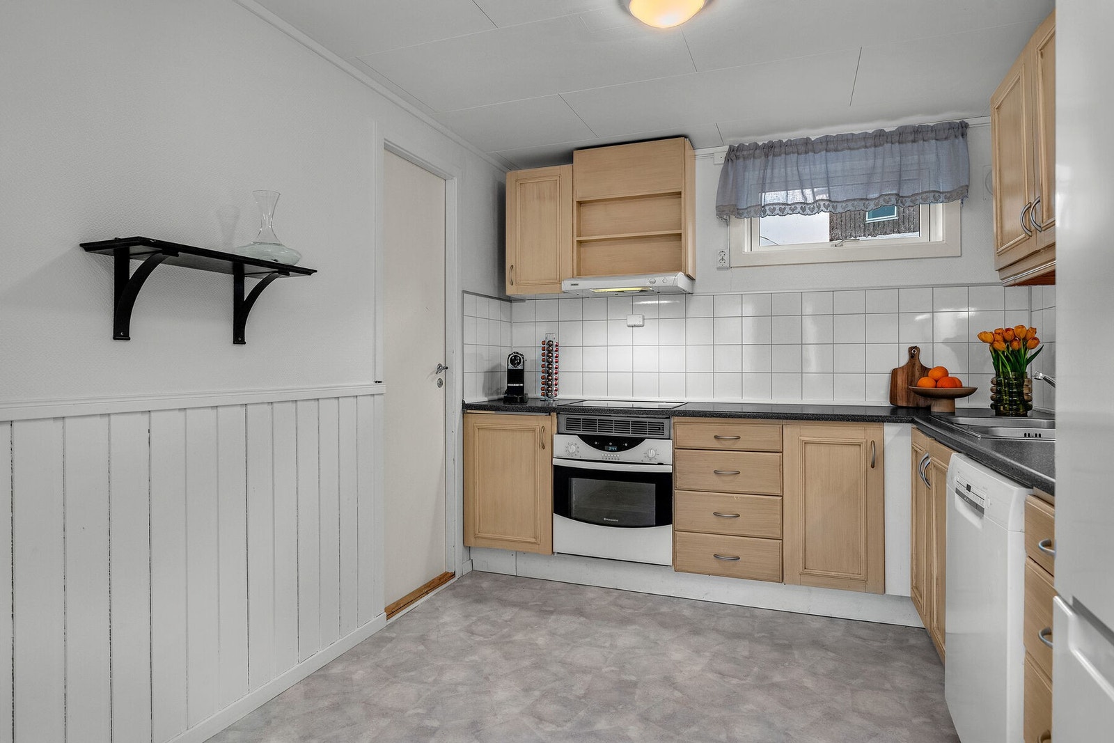 Praktisk kjøkken med god arbeidsplass og god lagringskapasitet. Hvitevarer medfølger. Galleribilde