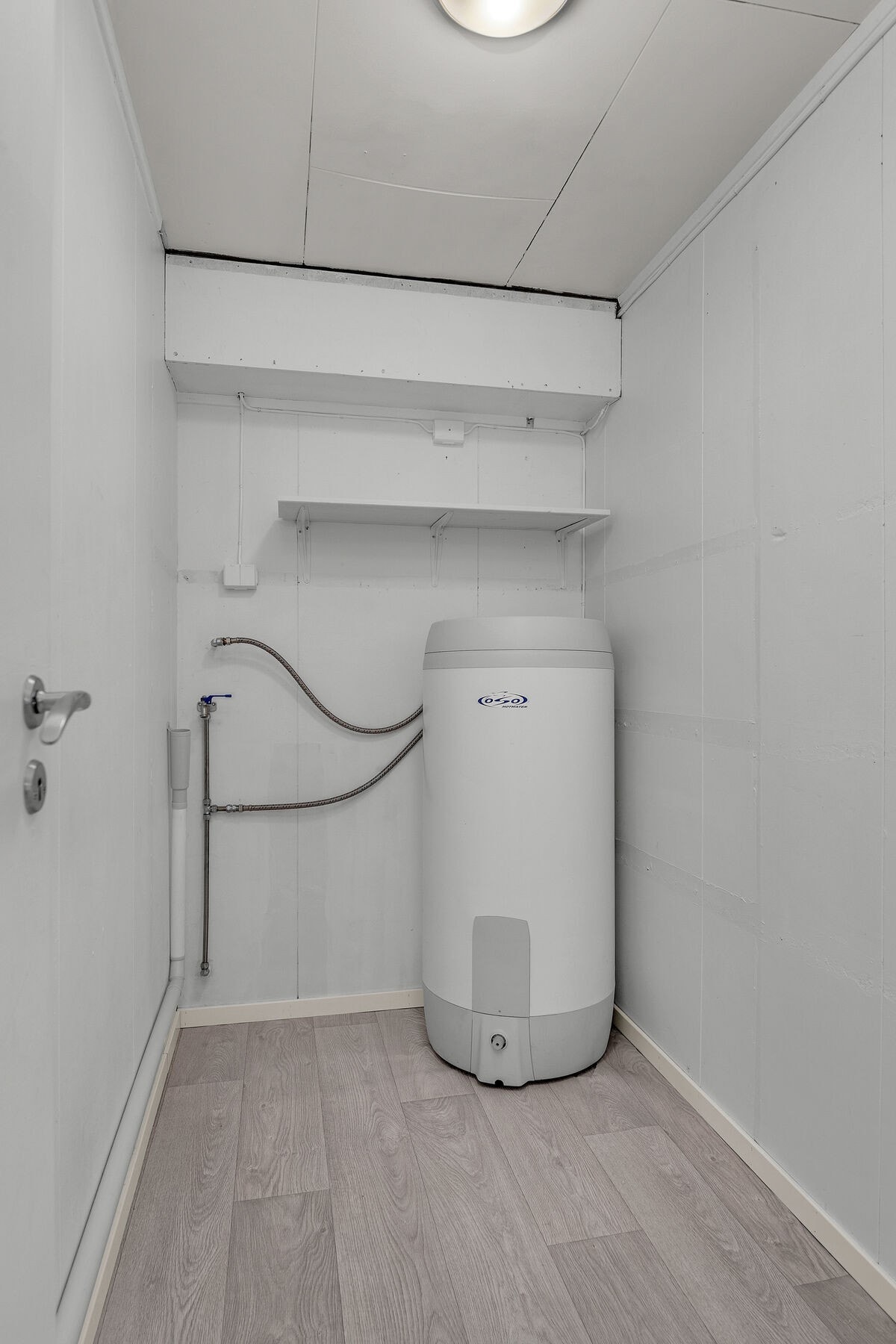 I boden står 200 liters varmtvannsbereder for utleiedel. Galleribilde