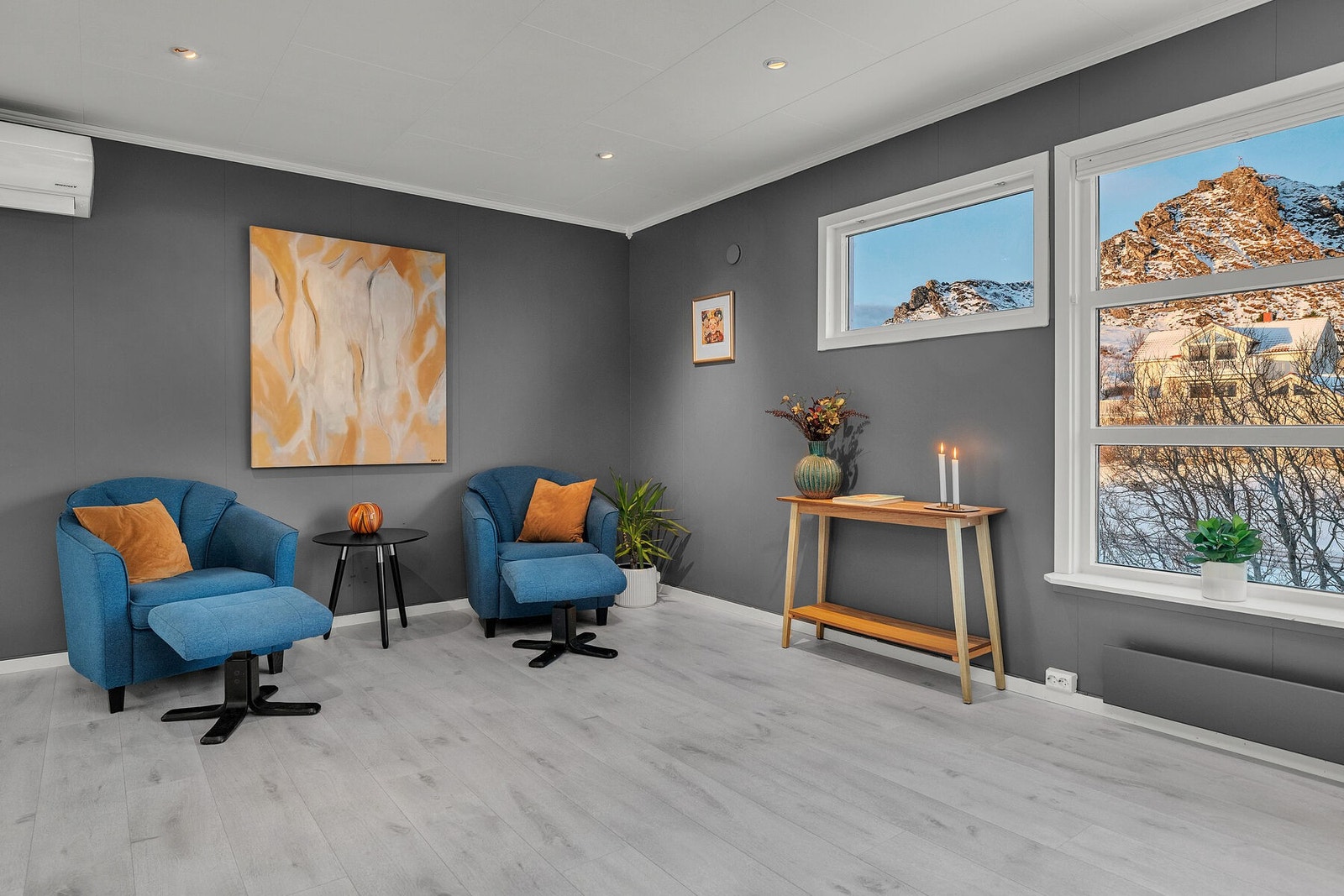 God plass i stuen. Galleribilde