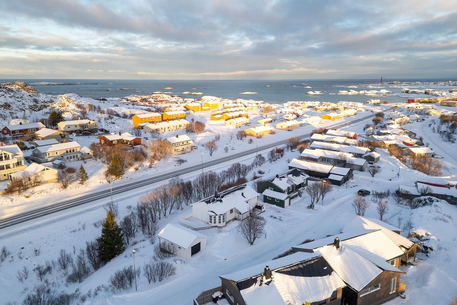 Attraktiv beliggenhet, sørvest for Andenes sentrum. Rolige og barnevennlige omgivelser. Galleribilde