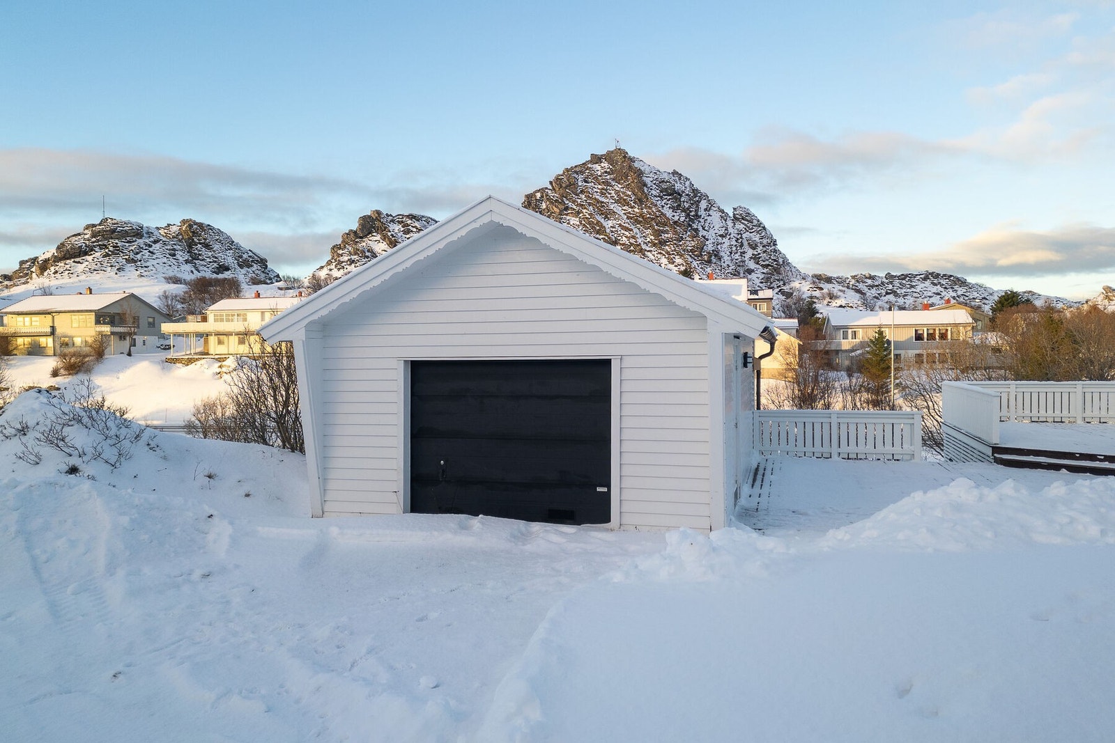 Garasje med leddport, portåpner, innlagt strøm og egen gangdør. Galleribilde