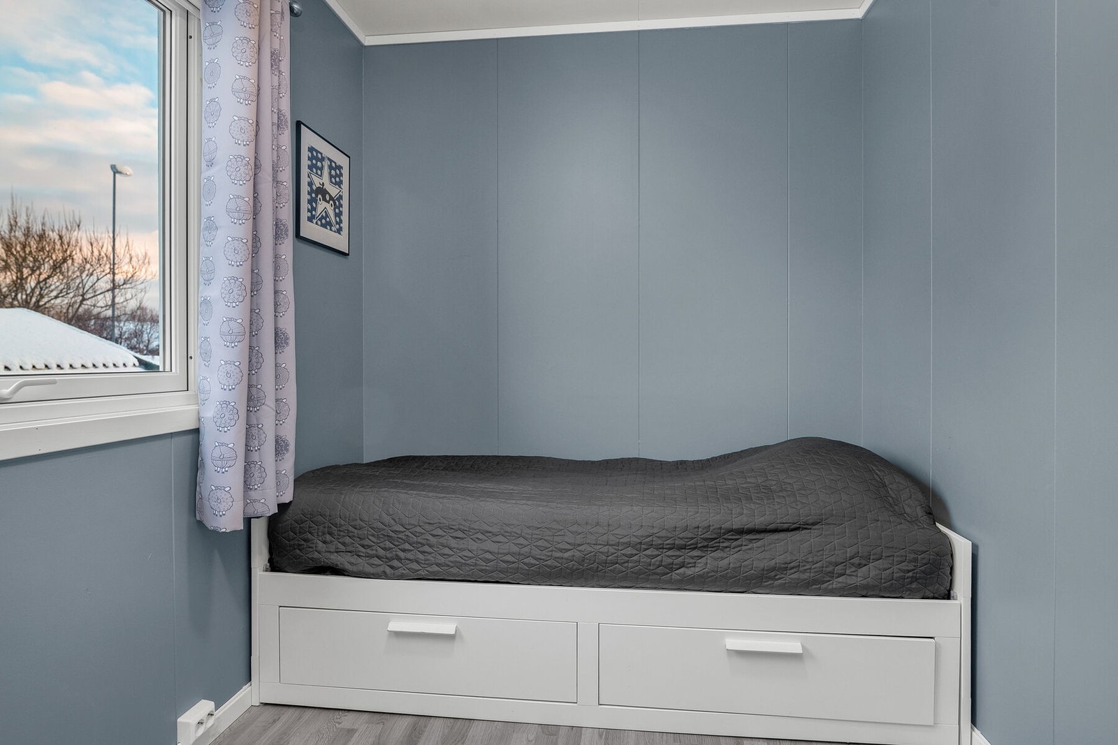 Soverom 2 er malt i en lun og behagelig blå farge. Galleribilde