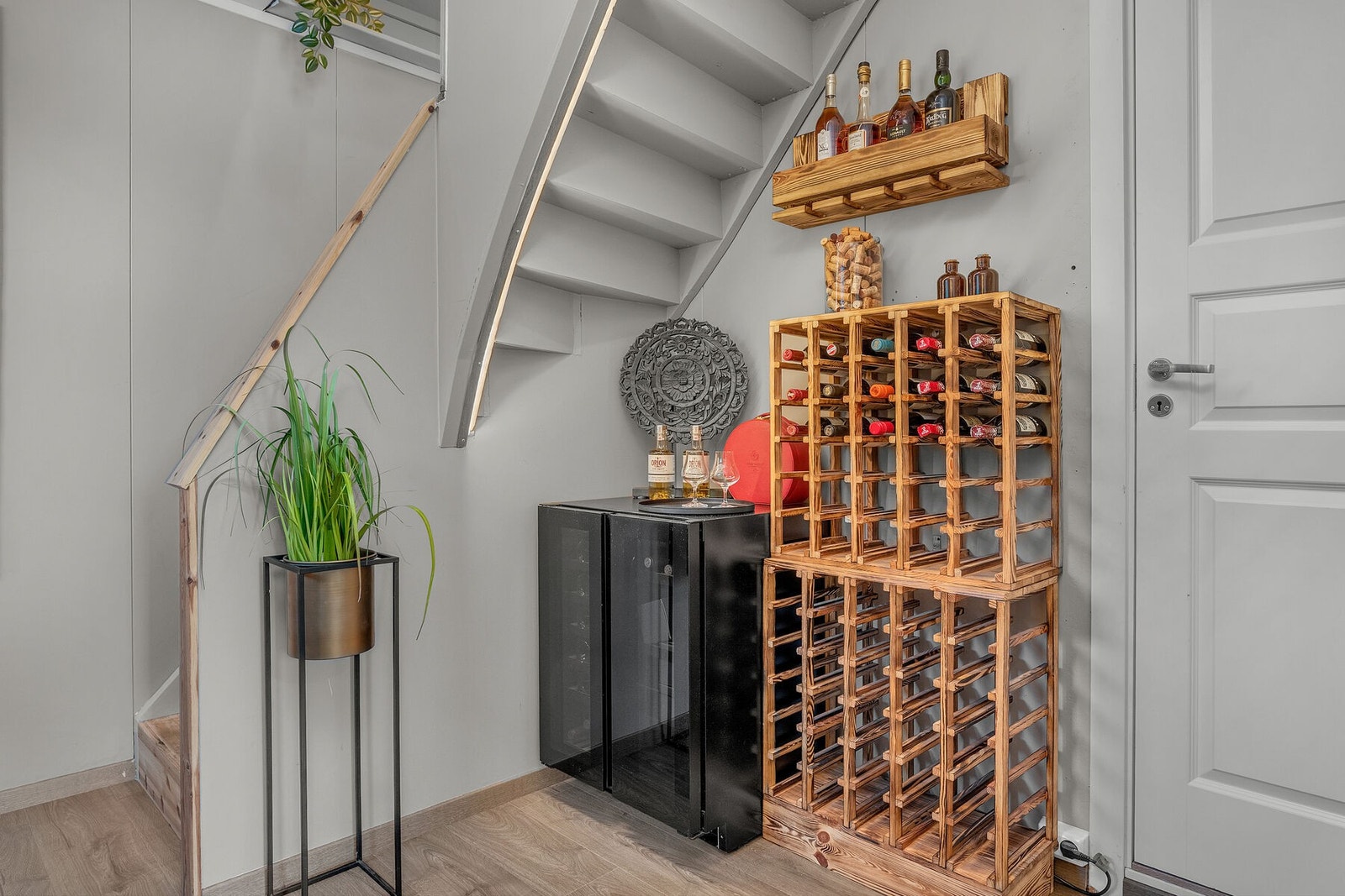 Dør inn til disponibelt rom til høyre. Galleribilde