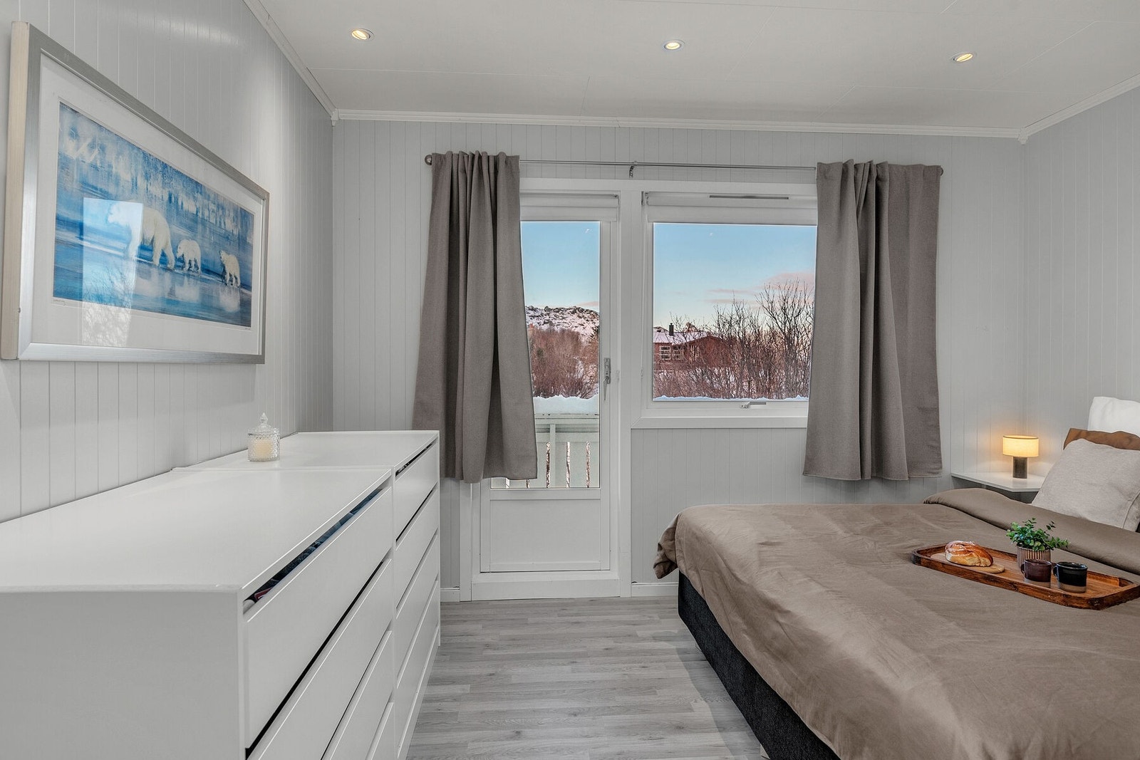 Hovedsoverom med utgang til balkong - hverdagsluksus. Galleribilde