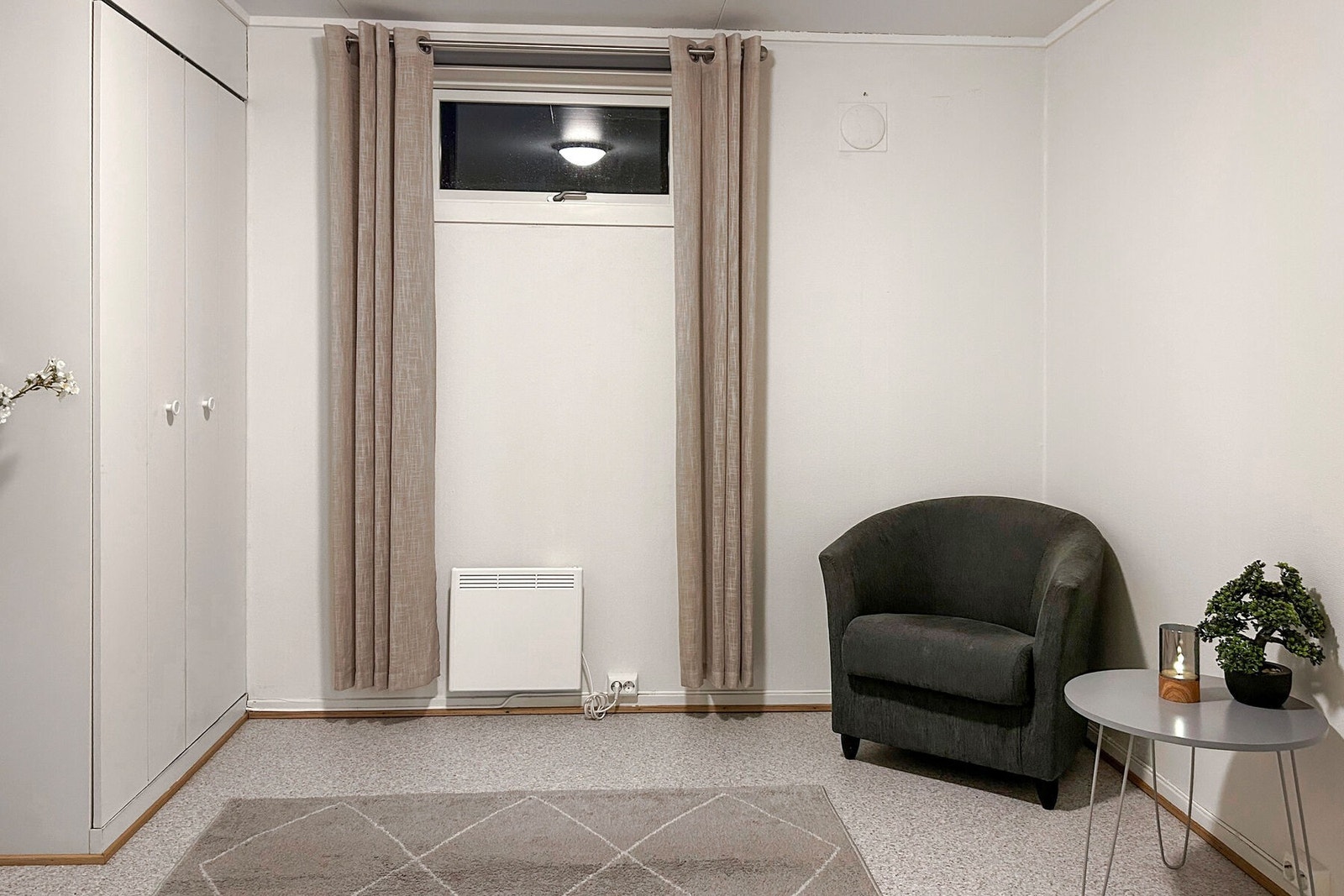 Soverom/disponibelt rom i utleiedel (vindu tilfredsstiller ikke krav for rom til varig opphold. Boligen er godkjent med leilighet i sokkelen). Galleribilde