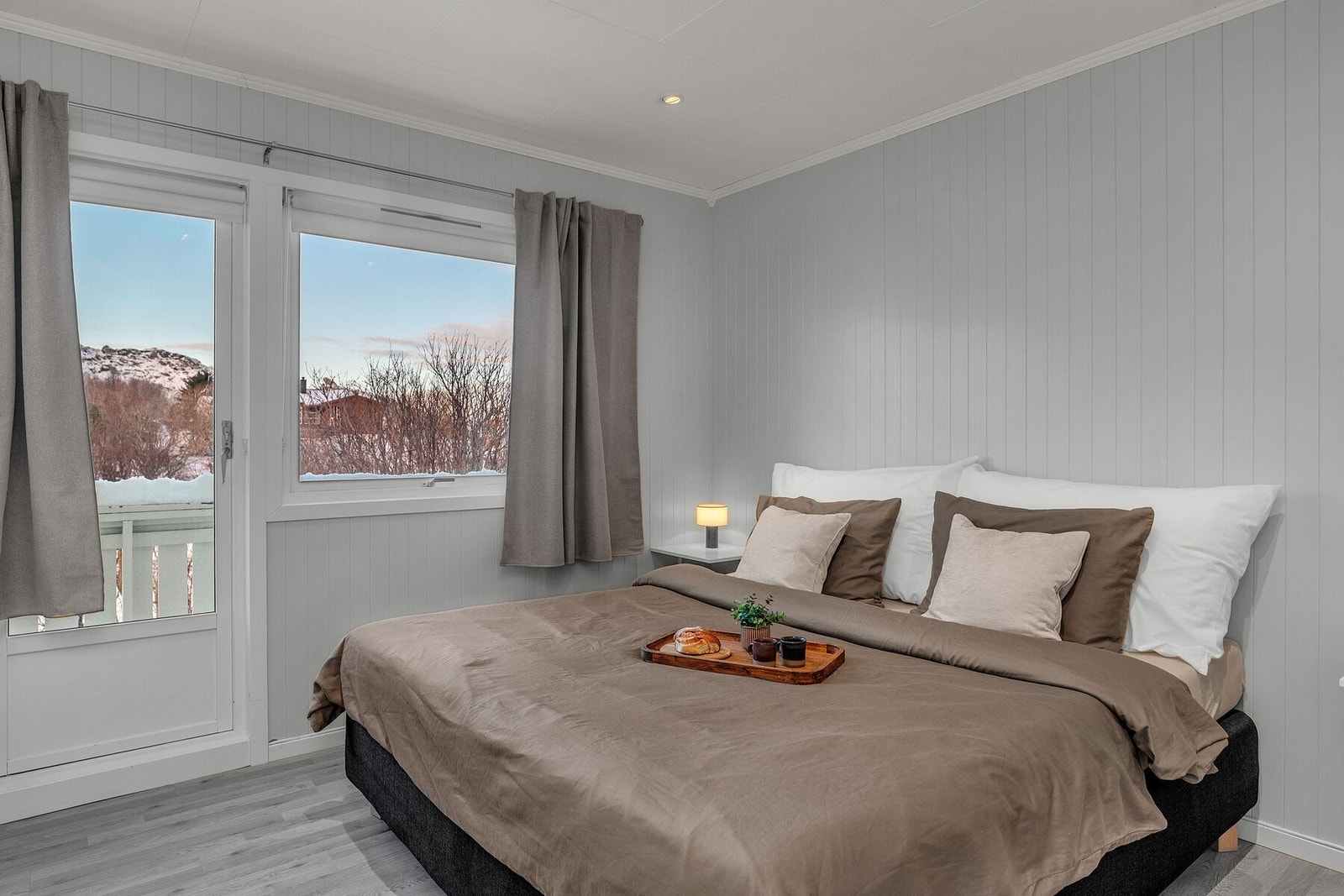 Hovedsoverommet byr på god plass til ønsket størrelse på seng. Galleribilde