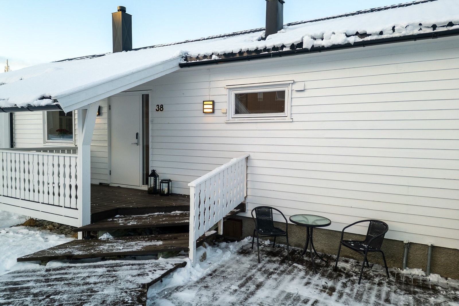 Takoverbygget inngangsparti, samt platting vendt mot sørøst hvor morgenkaffen kan nytes når været tillater det. Galleribilde