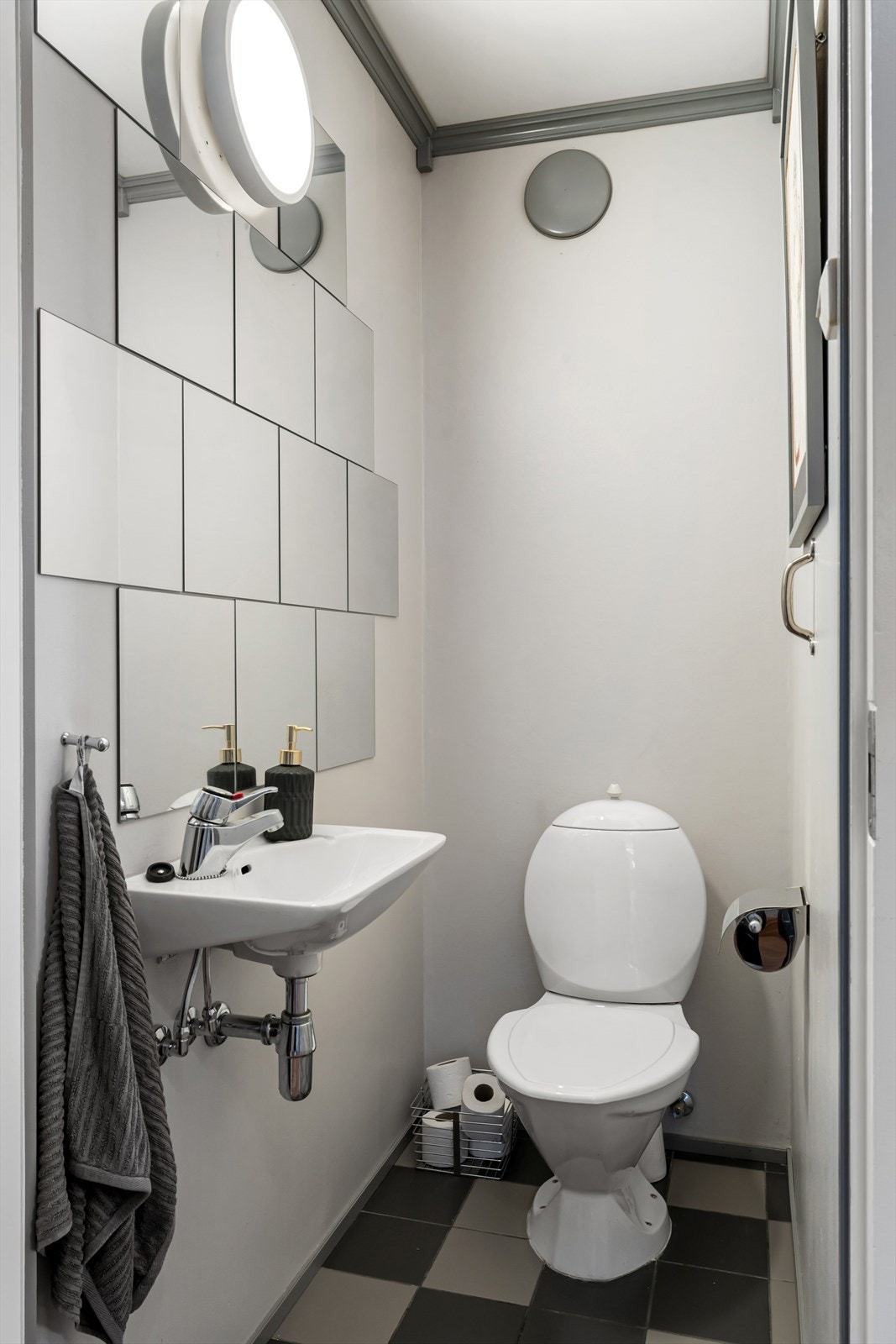 Eget toalettrom med fliser på gulv Galleribilde