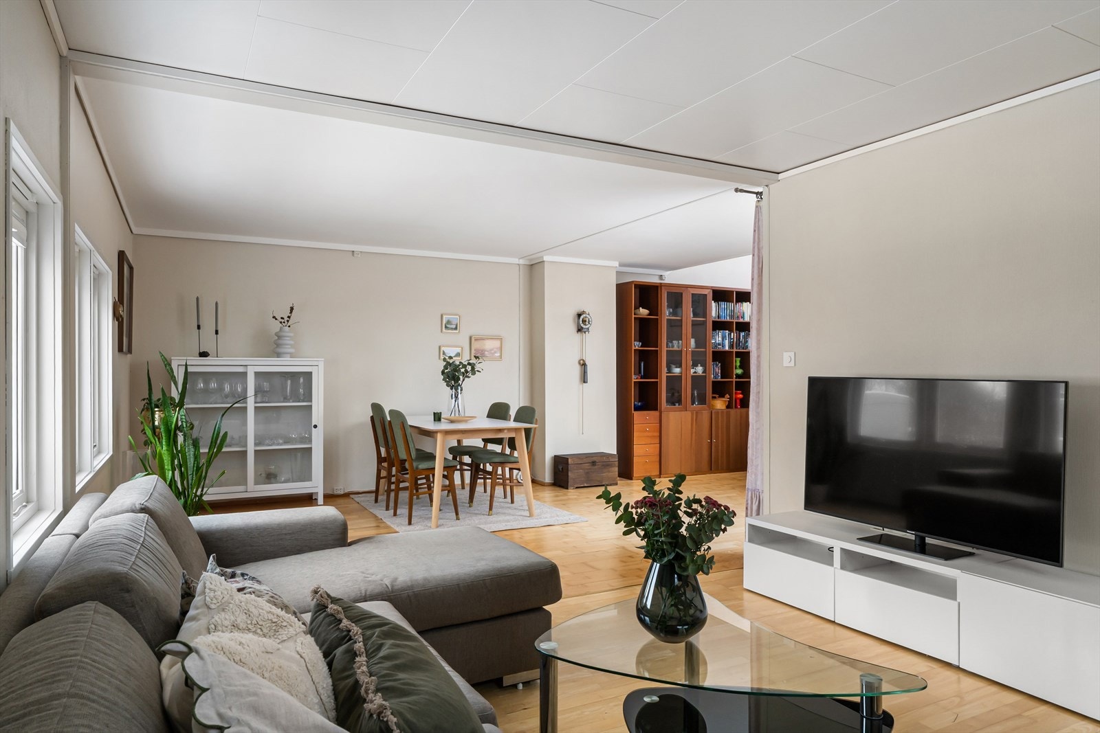 God plass til både sofagruppe og stort spisebord for hele familien Galleribilde