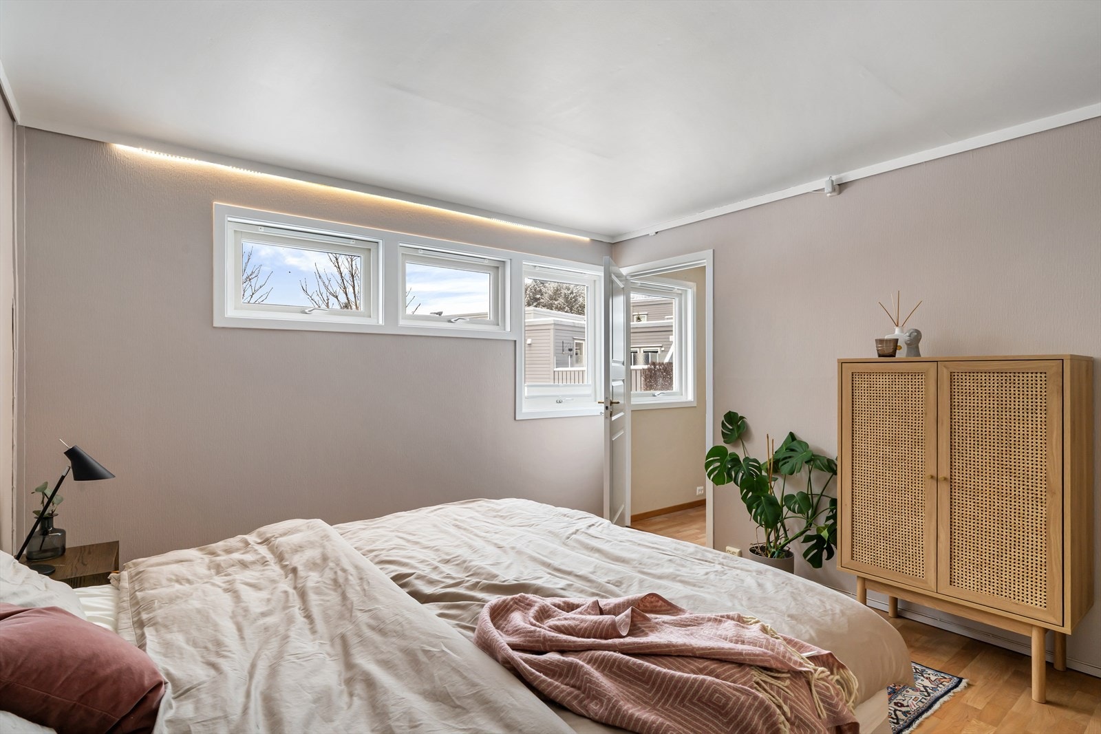 Hovedsoverom med inngang til eget garderoberom Galleribilde