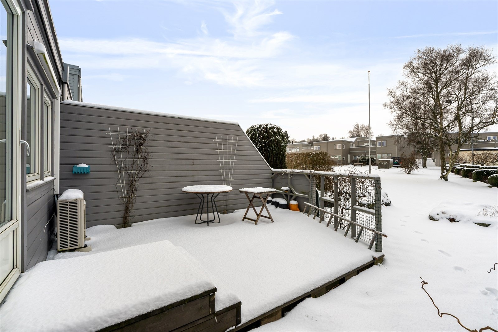 Sørvendt hage og terrasse med sol nesten hele dagen Galleribilde