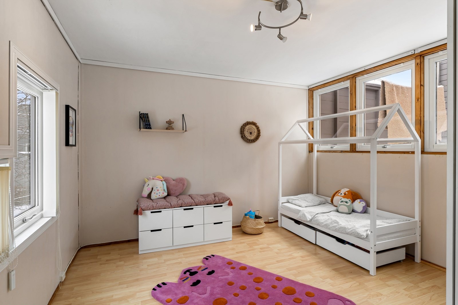 Soverom med god garderobeplass Galleribilde