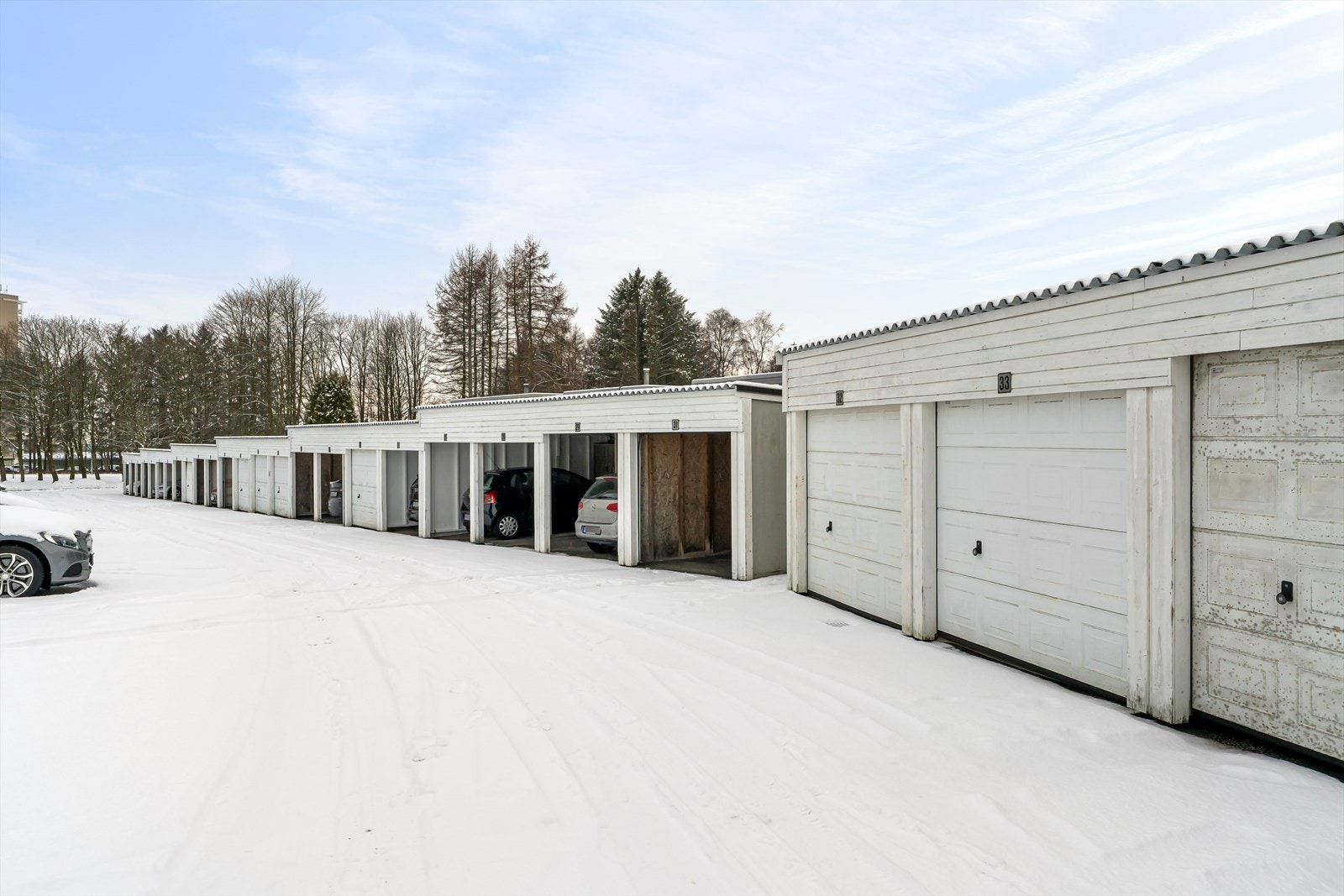 Parkering i garasje i rekke, samt utendørs felles parkeringsplass Galleribilde