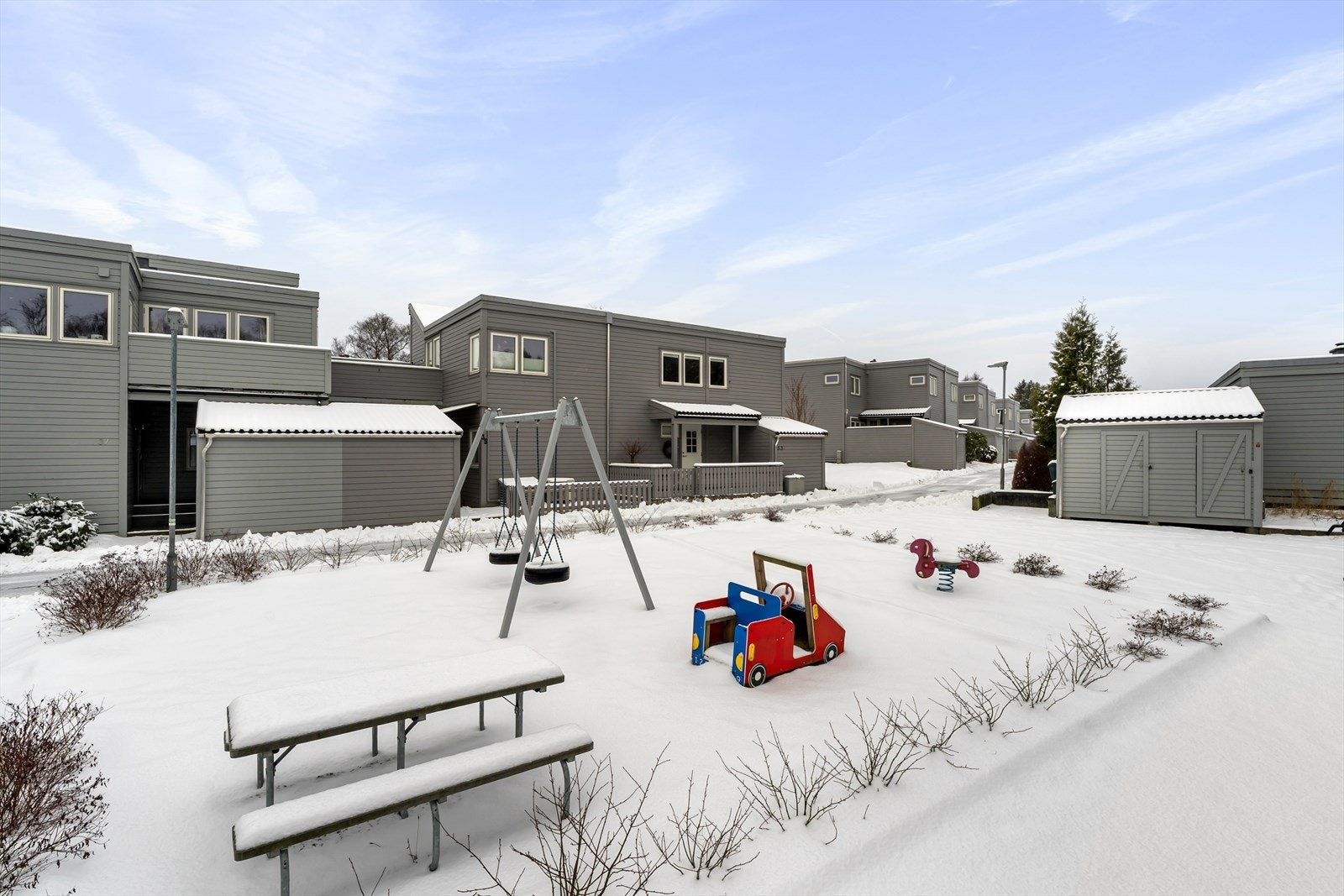 Barnevennlig beliggenhet med bilfritt tun og lekeplass rett utenfor boligen Galleribilde