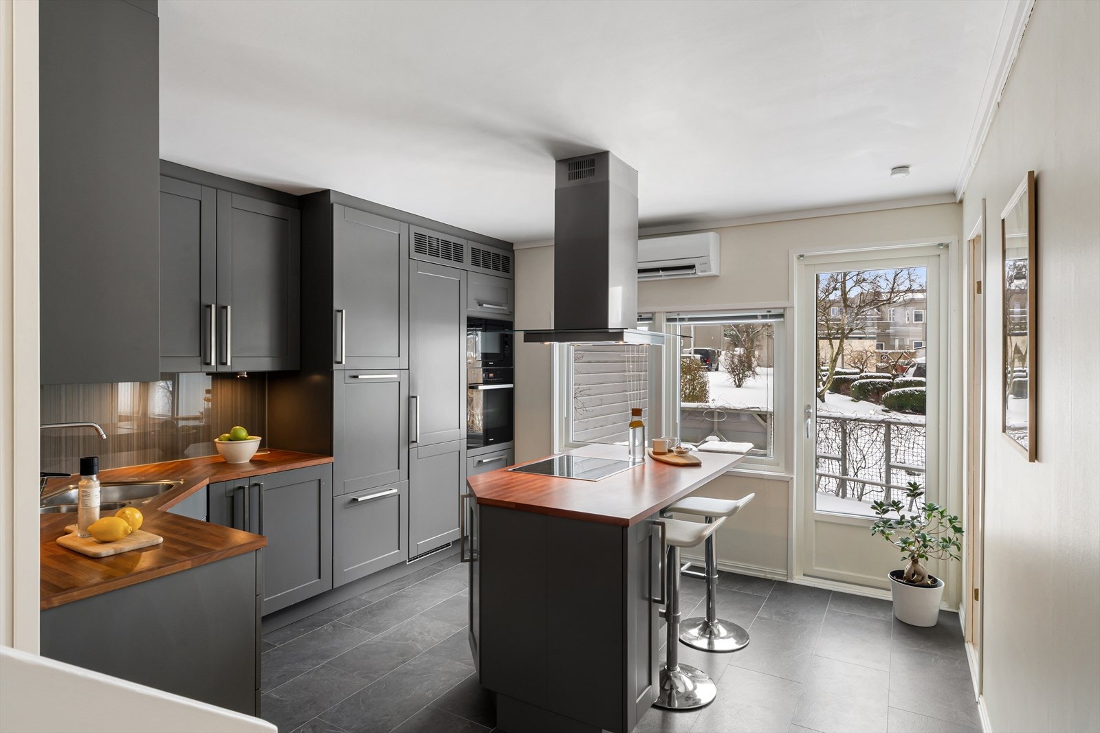 Et halvplan ned finner man et flott kjøkken med meget god skap- og benkeplass Galleribilde