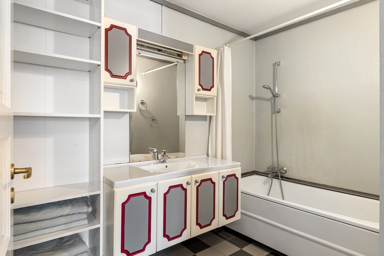 Bad med fliser på gulv og gulvvarme Galleribilde