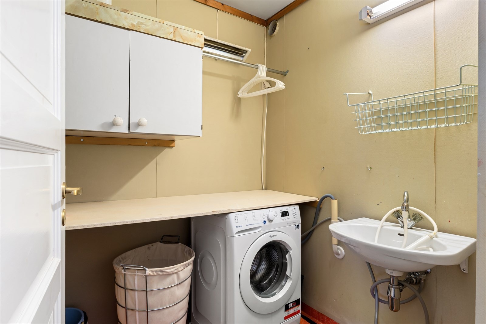 Praktisk vaskerom med god skap- og benkeplass Galleribilde