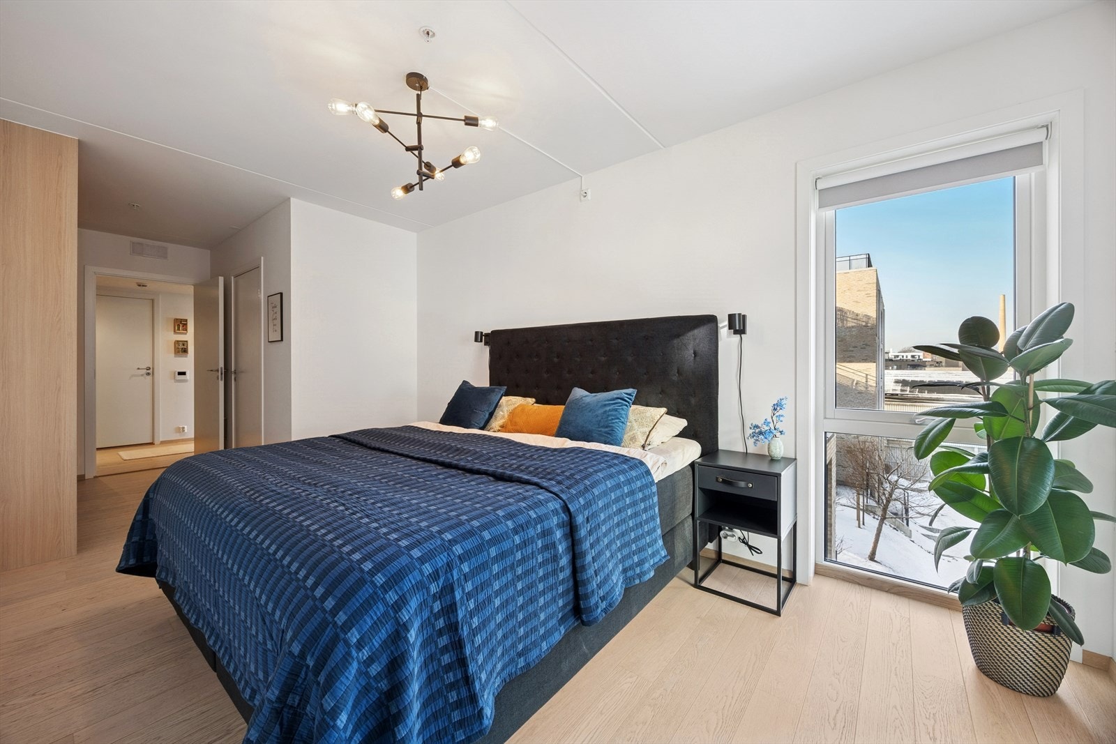 Boligen har to baderom og fra hovedsoverommet er det direkte adgang til ett av de. Galleribilde