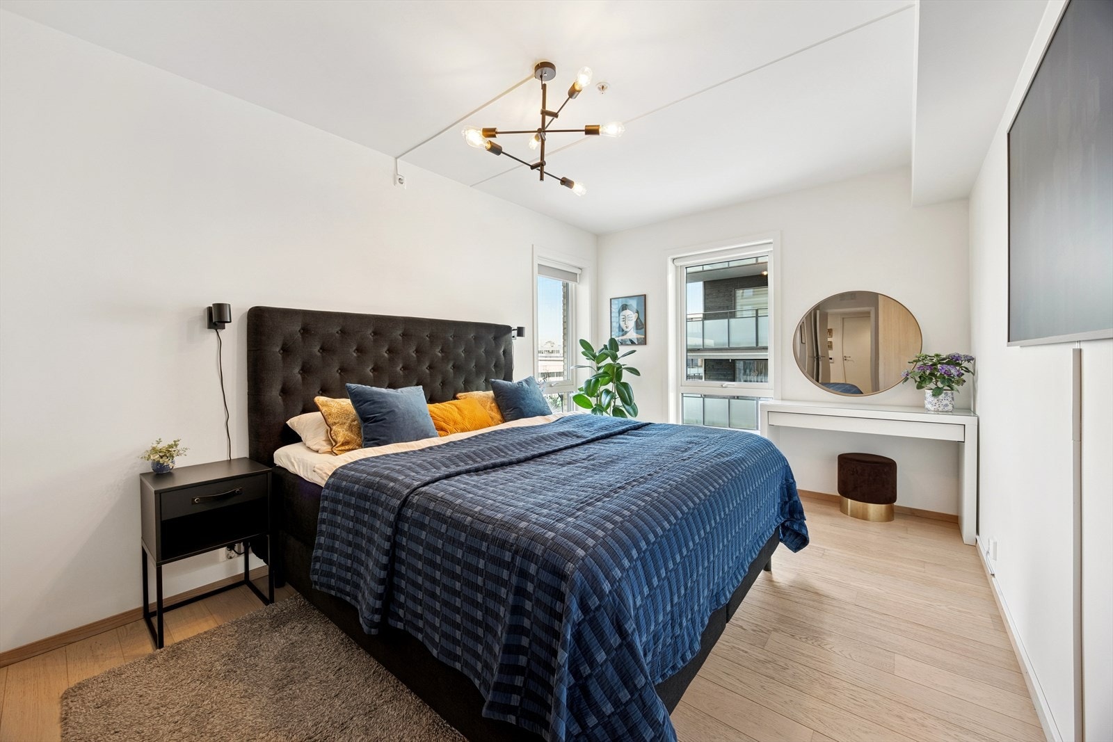 Stort soverom med god plass til bred seng og nattbord. Galleribilde