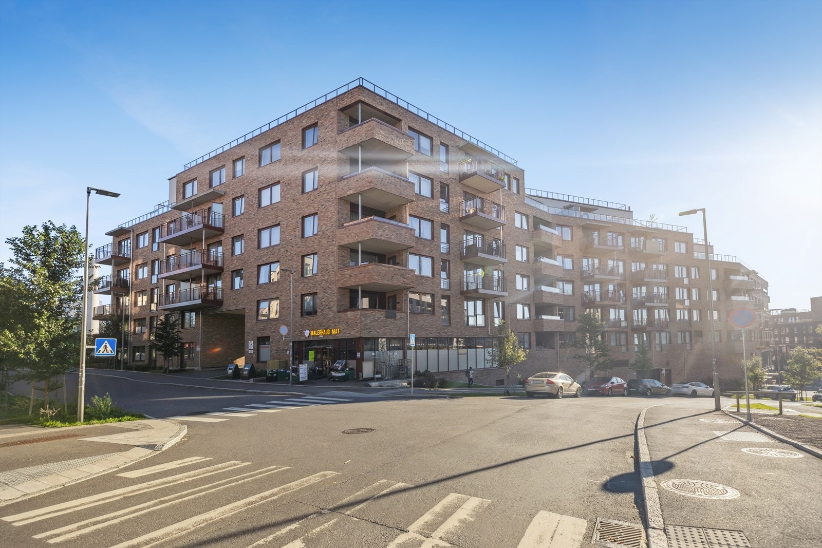 Søndagsåpne Malerhaug mat ligger rett over gata, fra leiligheten. Galleribilde