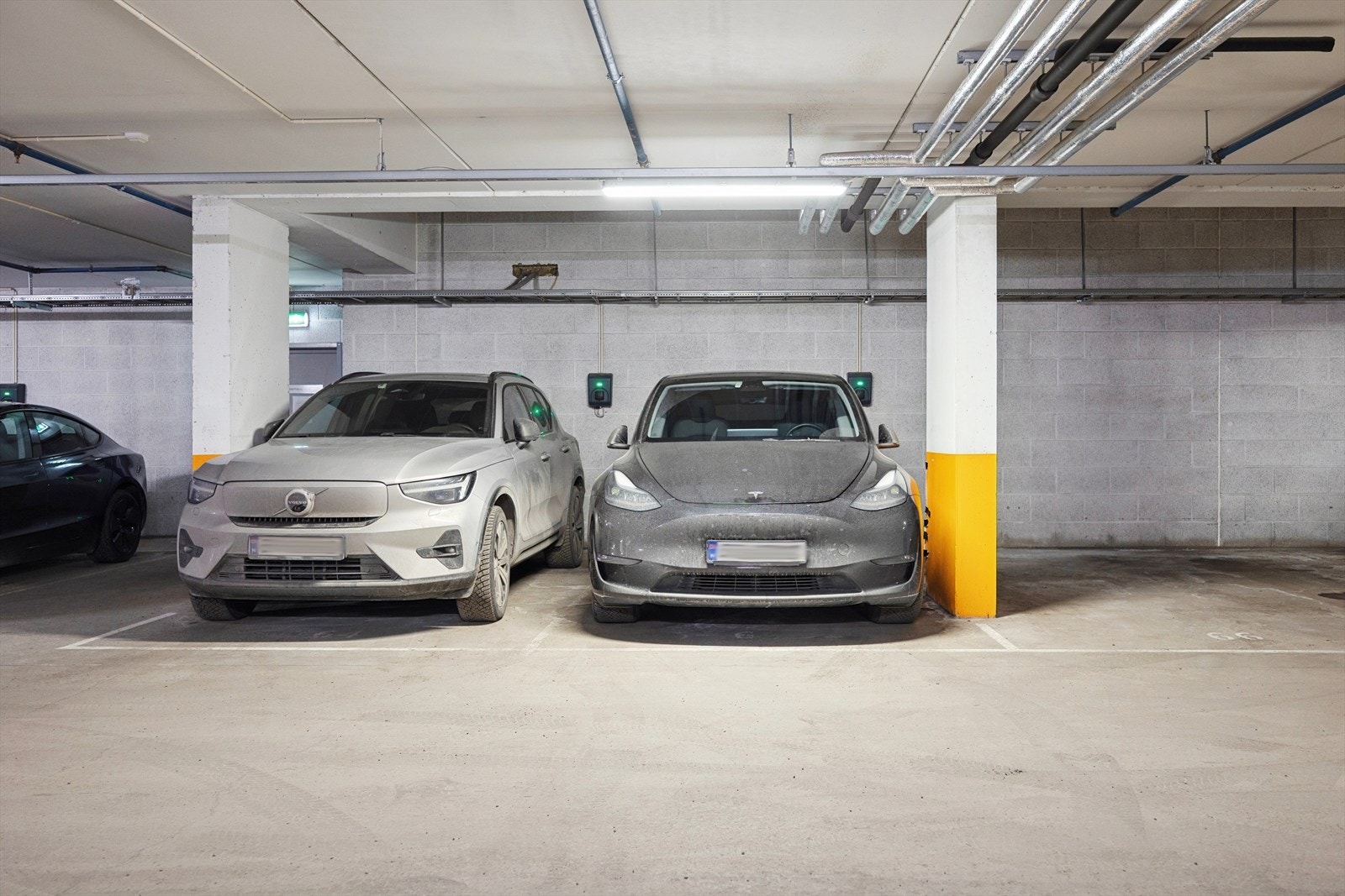 Med leiligheten følger det med en biloppstillingsplass i byggets garasjeanlegg. Det er etablert ellader. Galleribilde