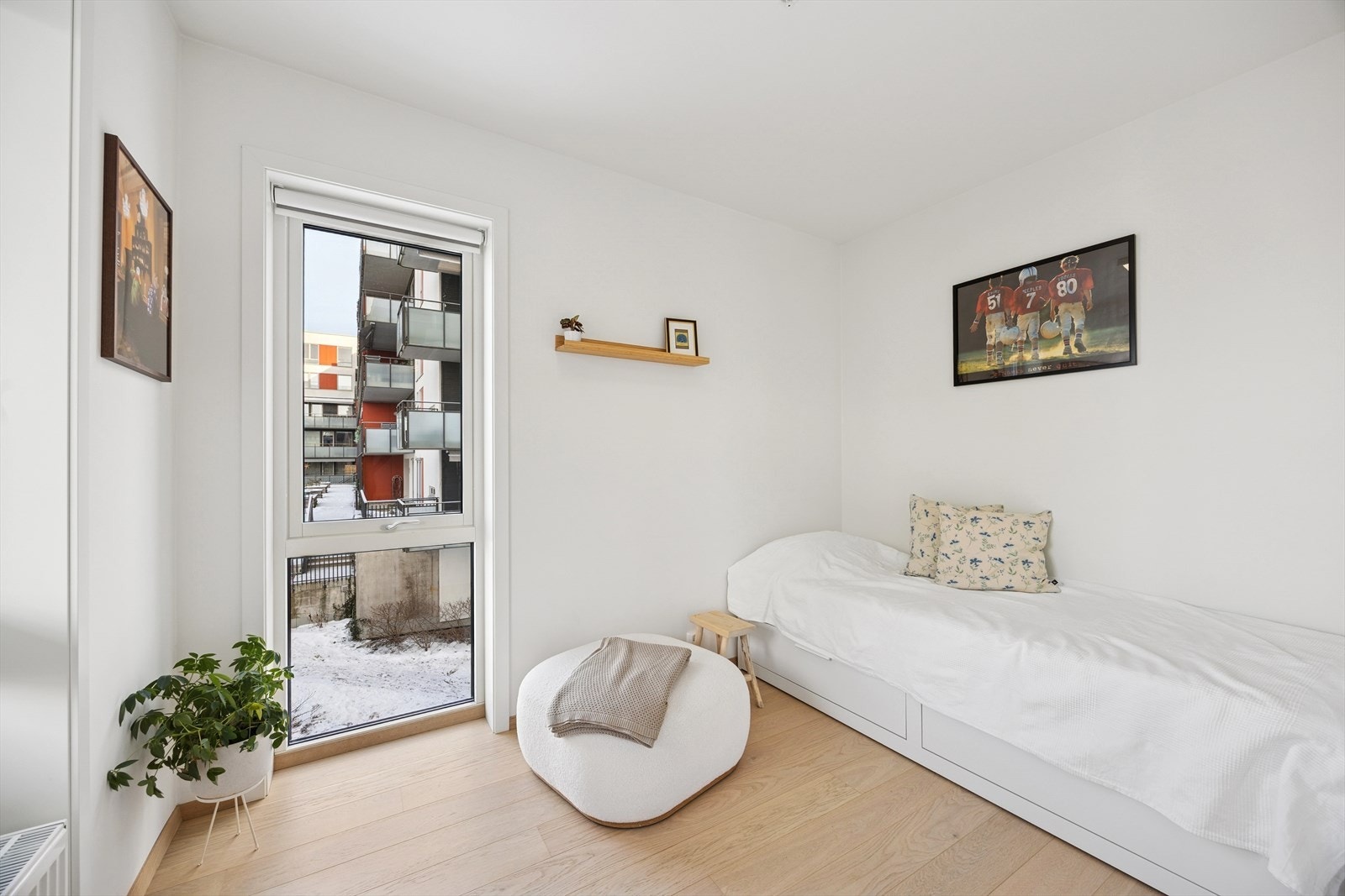 Soverom III - Rommene har plass til garderobeskap og god plass til bred seng, nattbord og skrivebord. Galleribilde