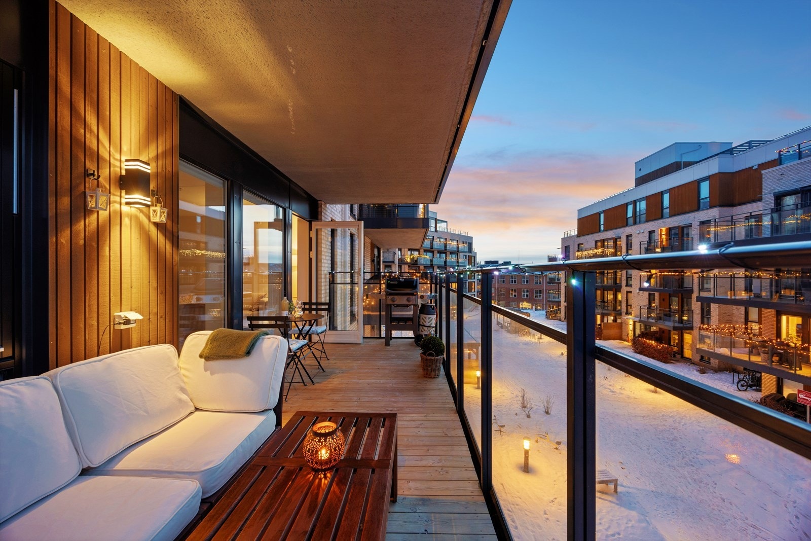Balkongen er nordvest-vendt og romslig med plass til både sittegrupper og grill. Glassrekkverket gir en åpen og luftig følelse, samtidig som det skjermer for vinden. Galleribilde