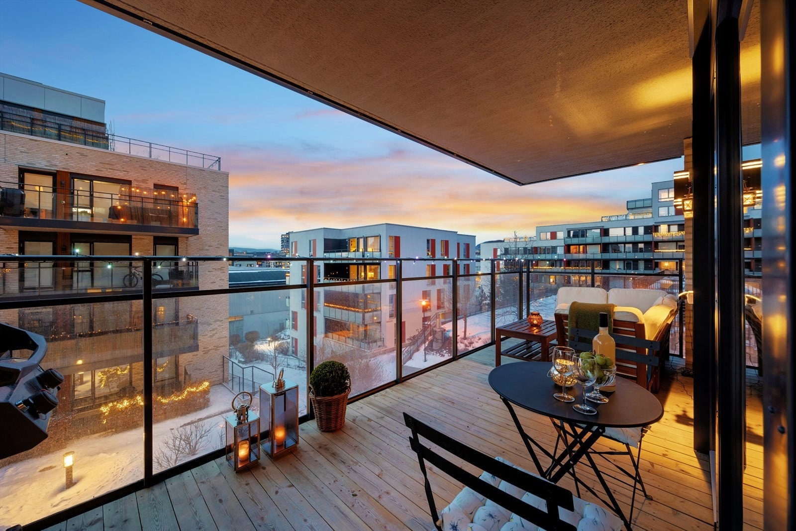 En moderne 4-roms hjørneleilighet fra 2019, i byggets 2.etasje. Galleribilde