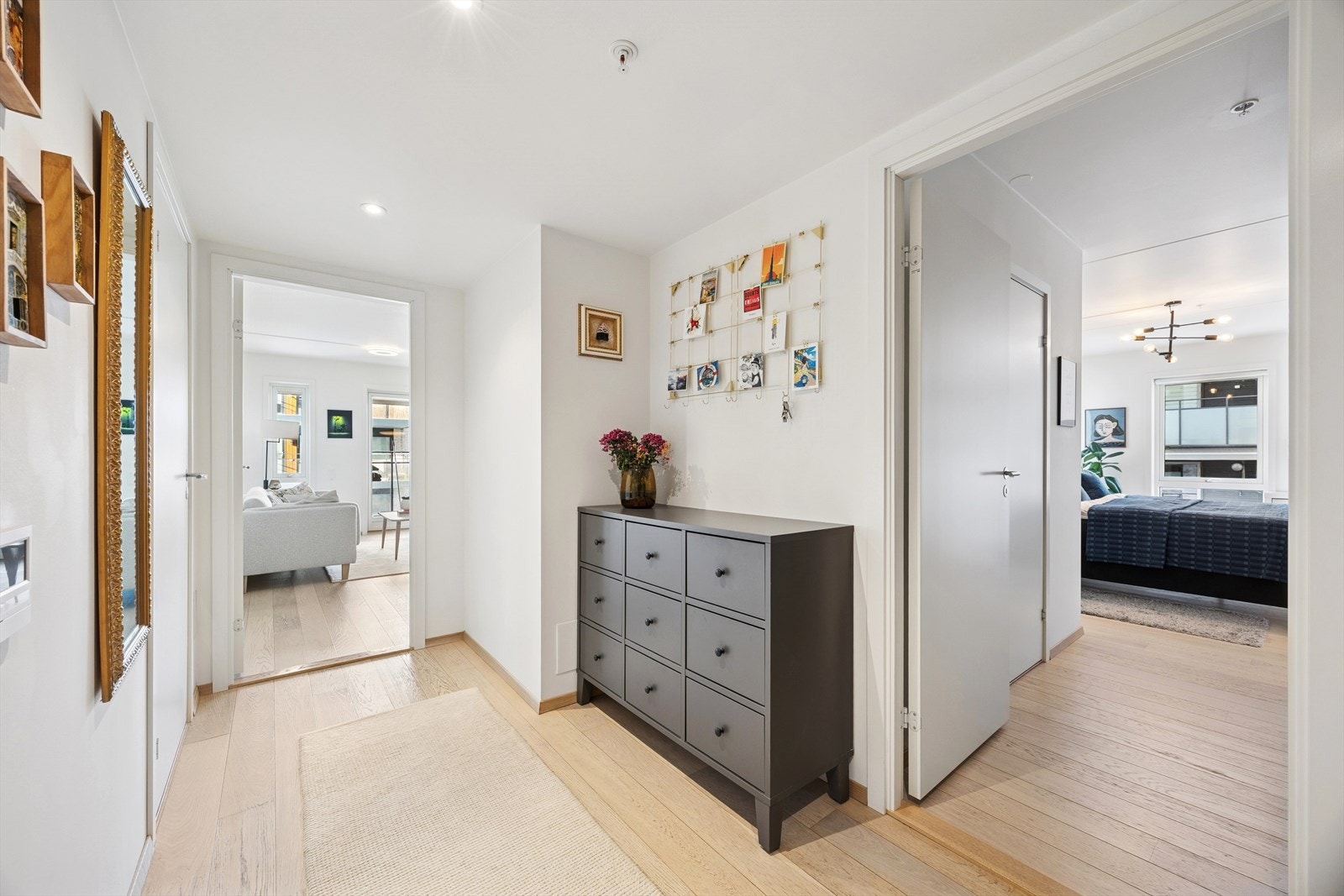 Lys og innbydende entré med moderne downlights i himlingen som gir en behagelig belysning. Galleribilde