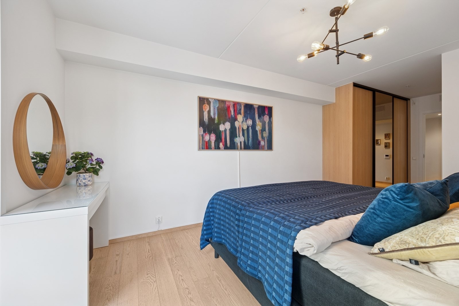 Det er god plass for garderobeskap og annet møblement. Galleribilde