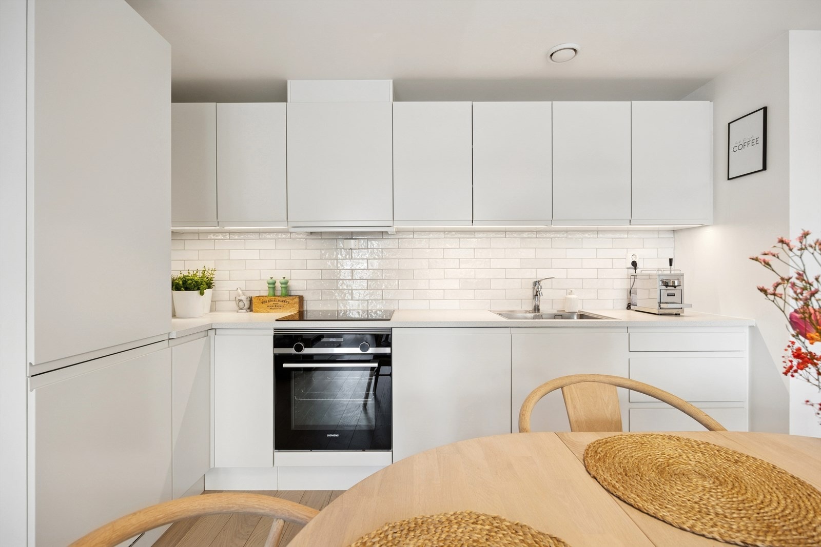 Integrerte hvitevarer består av oppvaskmaskin, stekeovn og nedfelt platetopp og kjøl/frys som sikrer et sømløst og ryddig uttrykk. Galleribilde