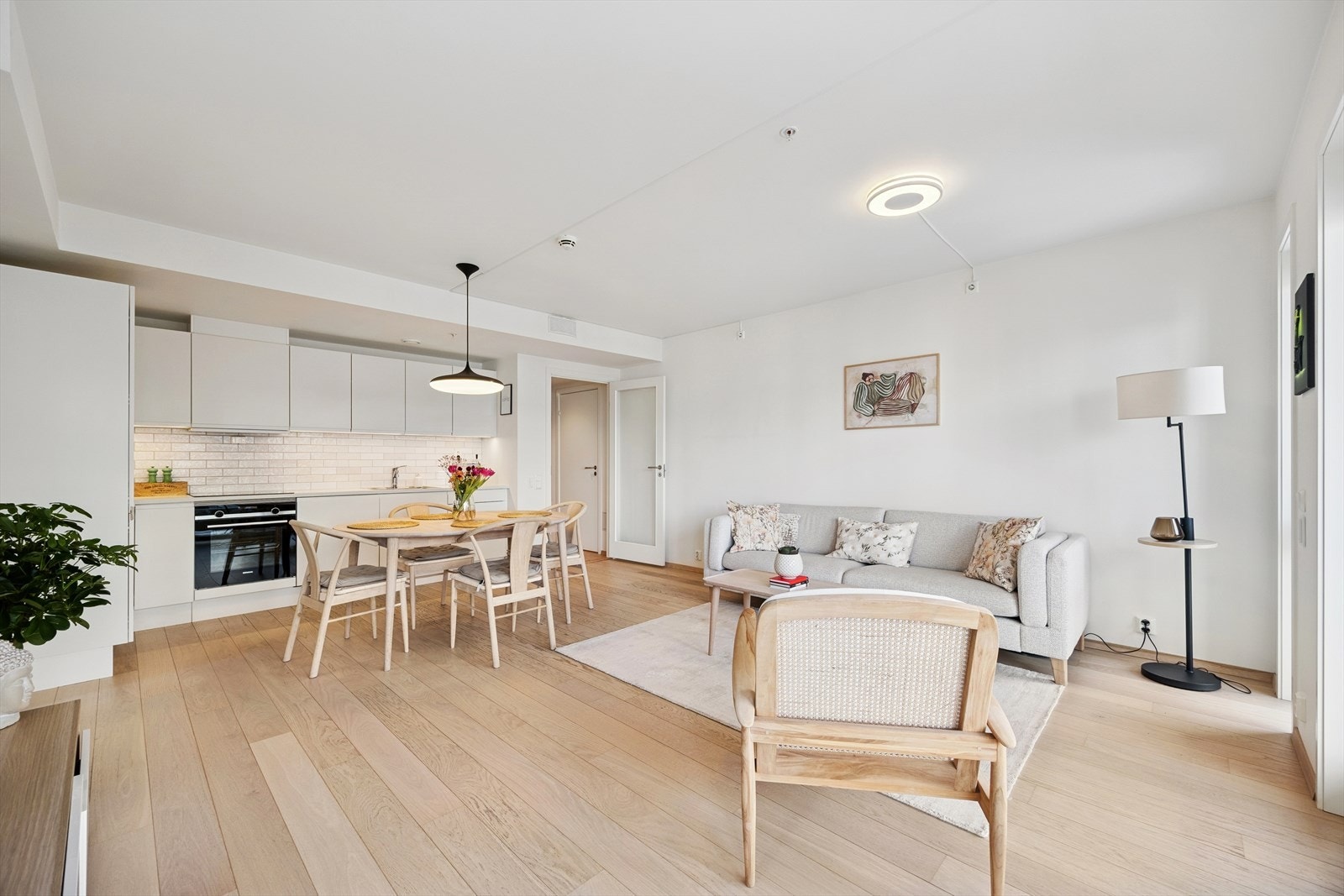 Lys og romslig stue med store vindusflater som slipper inn rikelig med naturlig lys og skaper en behagelig atmosfære. Galleribilde