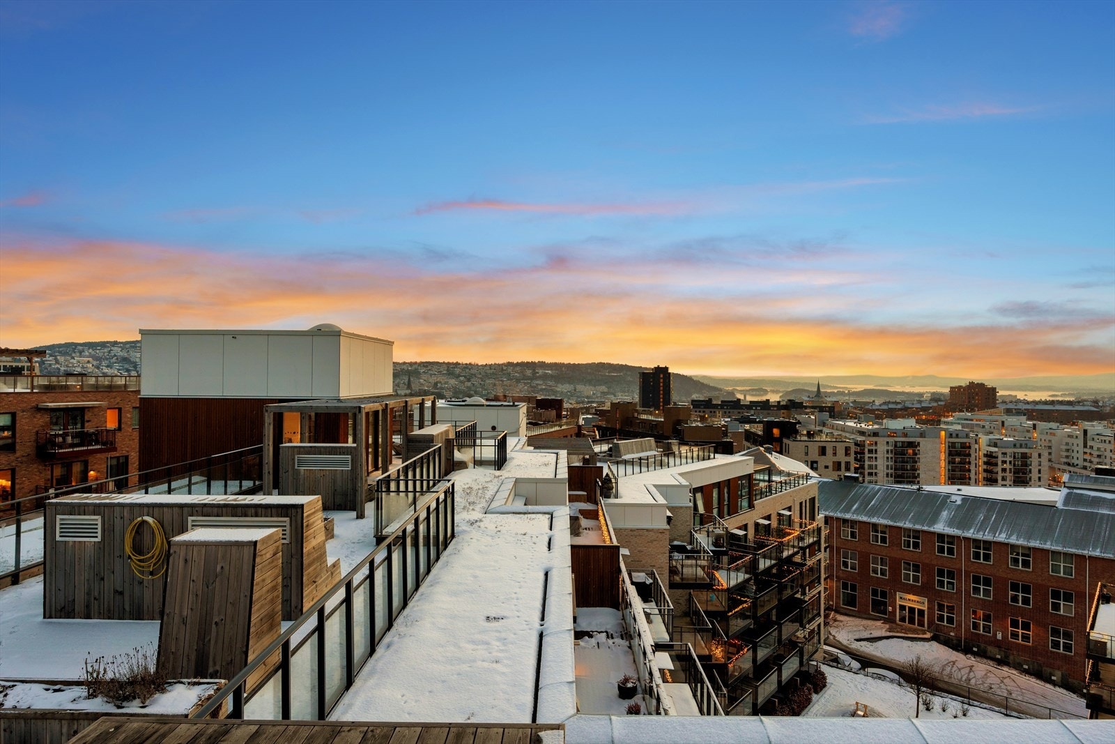 Ønsker du å følge solen videre utover kvelden? Da kan du enkelt ta turen opp til den felles takterrassen, hvor du kan nyte solen hele dagen, helt til den går ned, med fantastisk utsikt. Galleribilde