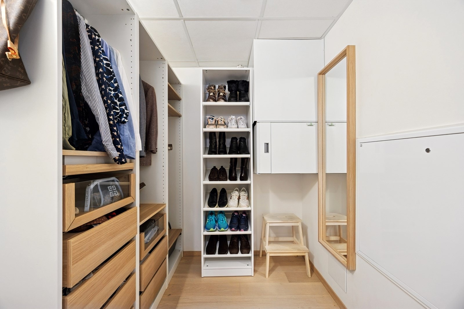 I tilknytning til entréen er det en praktisk innvendig bod/tekniske rom, som i dag blir brukt som en garderobeløsning. Galleribilde