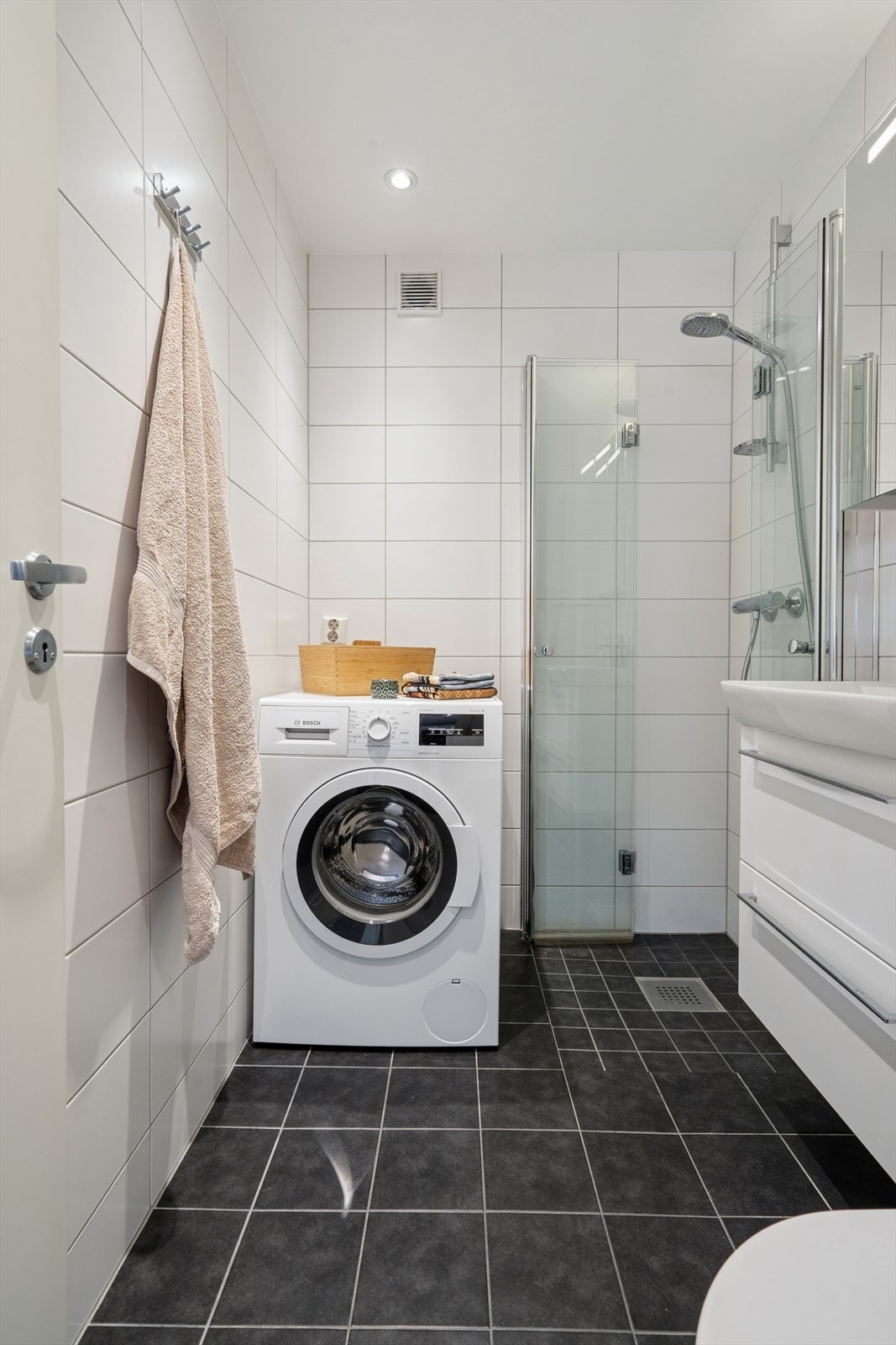 Badet har gulvvarme og opplegg for vaskemaskin. Galleribilde