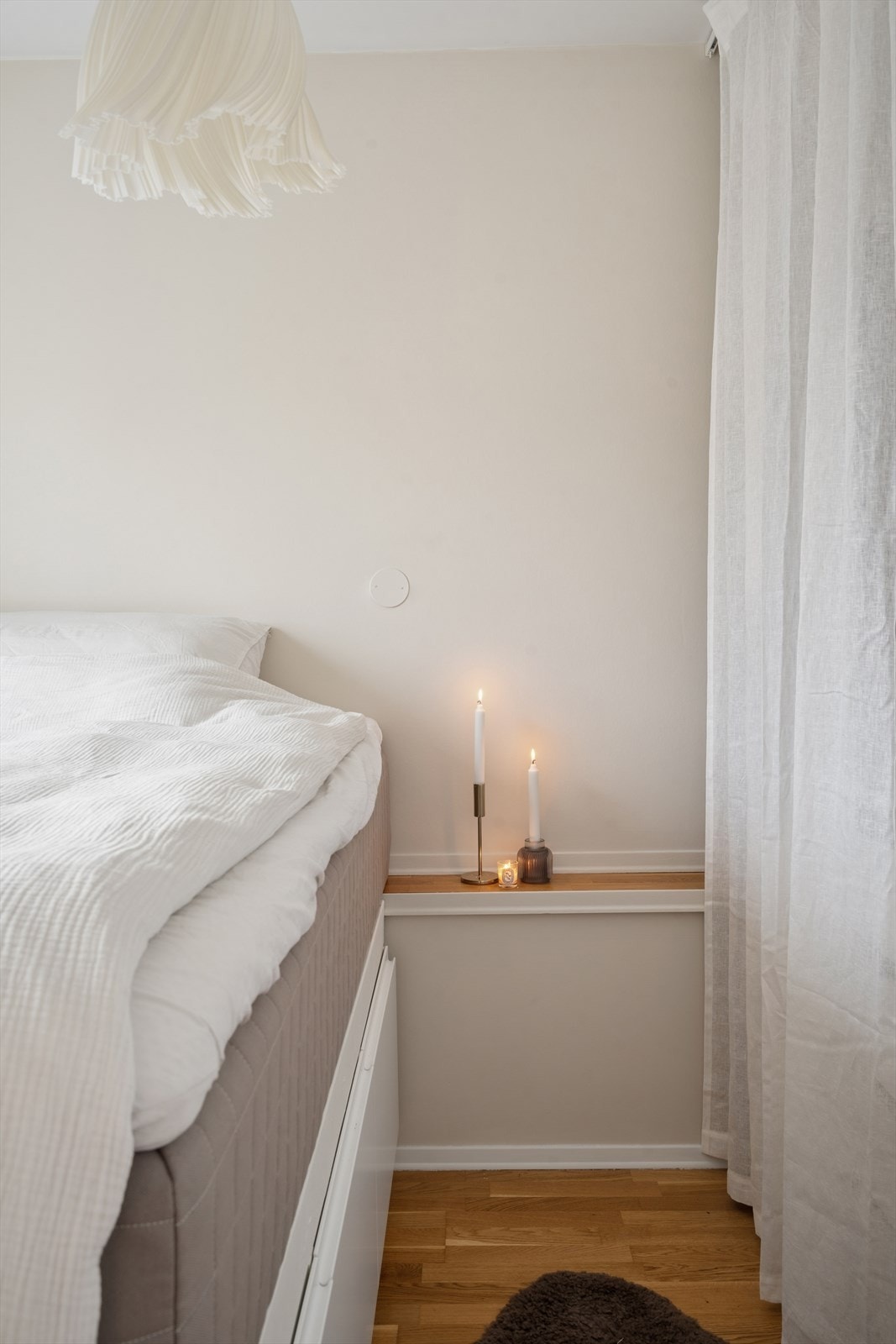 Soverommet er innredet med en plassbygd dobbeltseng på 140 cm, som gir effektiv utnyttelse av rommet. Sengen kan følge handelen dersom ønskelig. Galleribilde