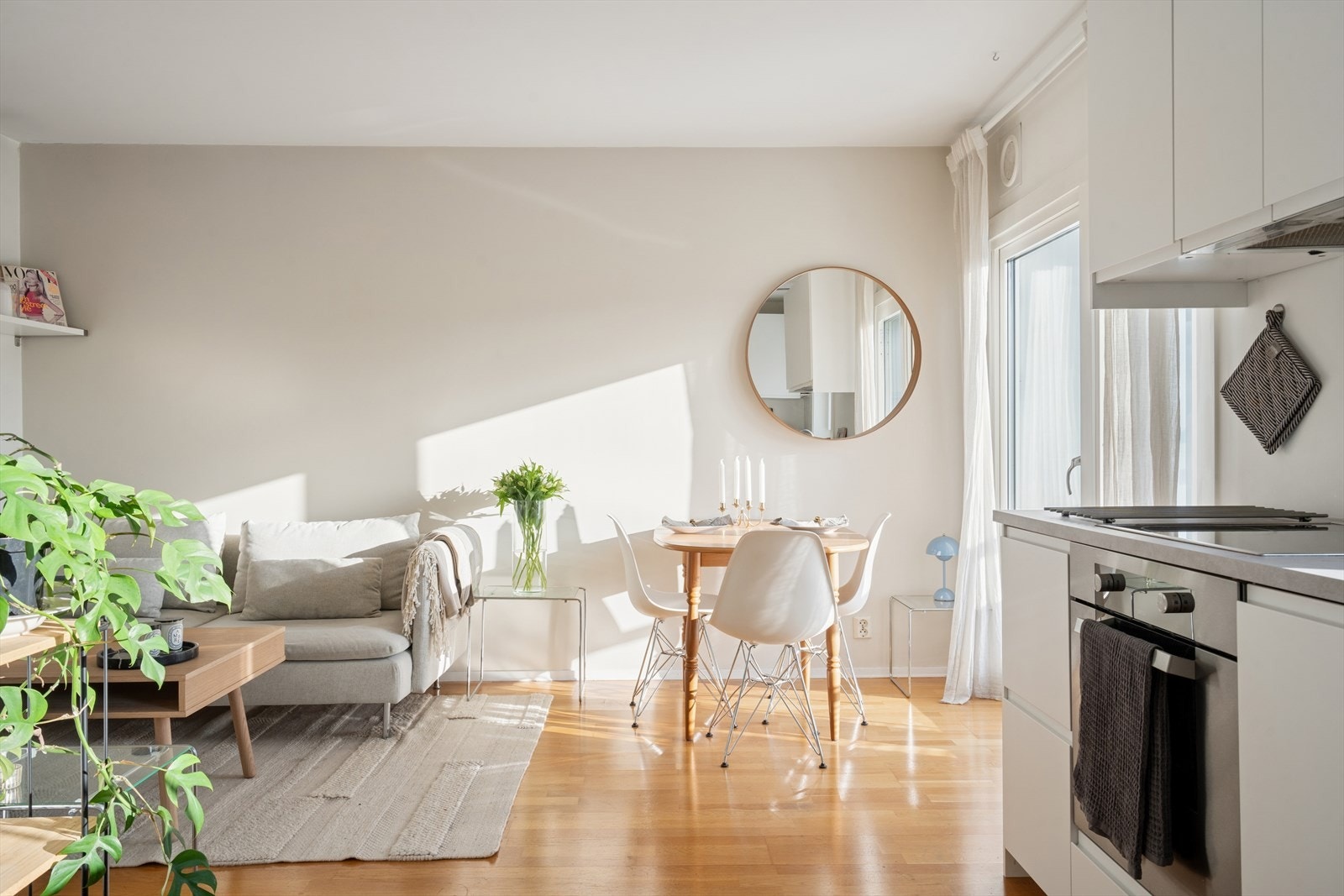 Kjøkkenet har en lys og praktisk løsning som åpner seg naturlig mot stuen, med god plass til spisebord i det solfylte vindusarealet. Galleribilde