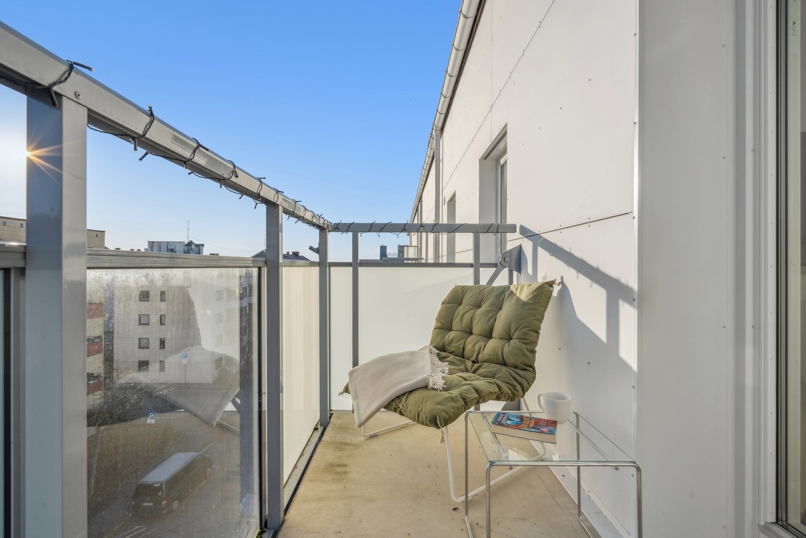 Balkongen gir gode muligheter for sittegruppe og gjør det enkelt å skape en trivelig uteplass. Galleribilde