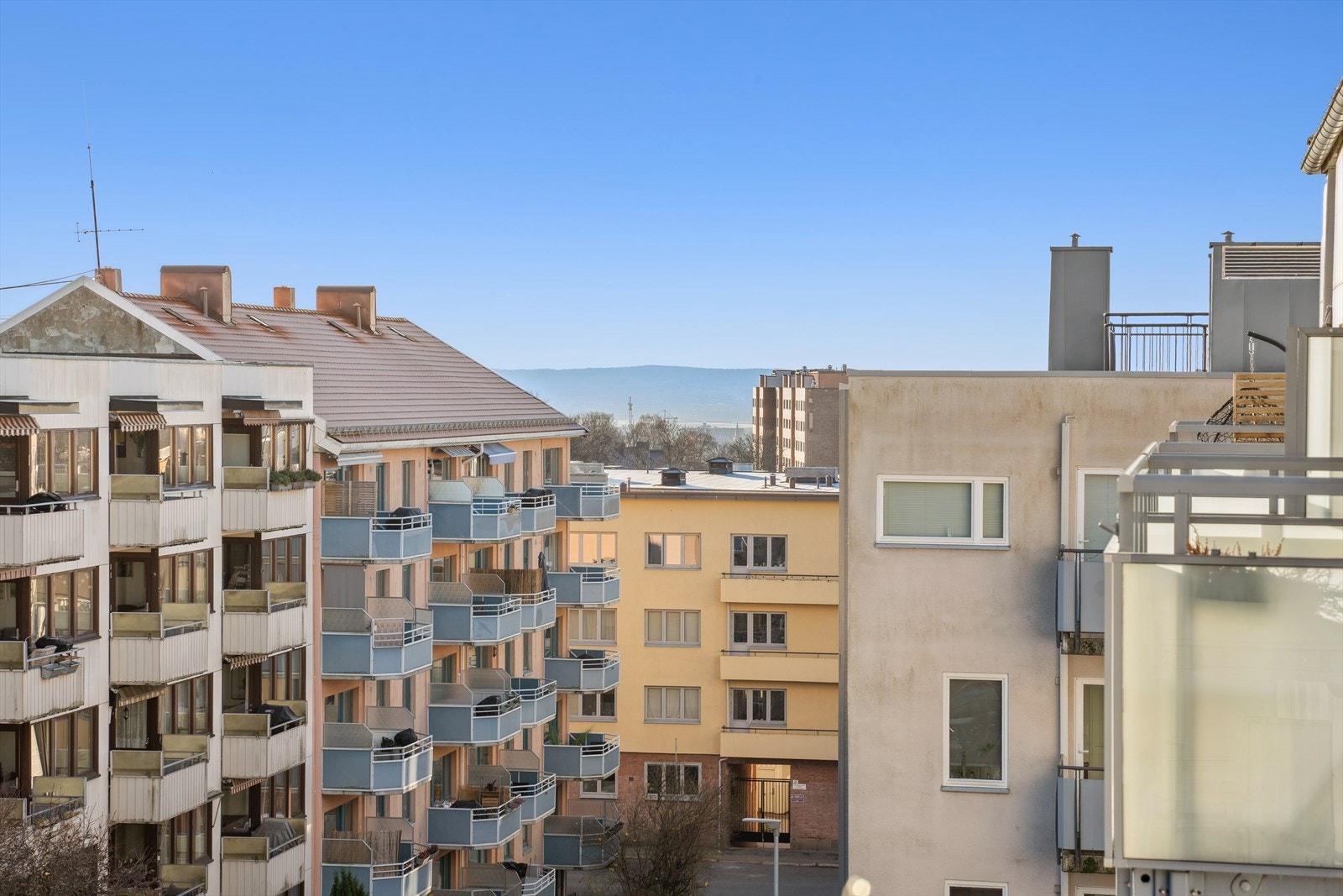 Fra balkongen får du et sjarmerende fjordgløtt som gir utsikten det lille ekstra, en vakker detalj som gjør uteplassen enda mer innbydende. Galleribilde