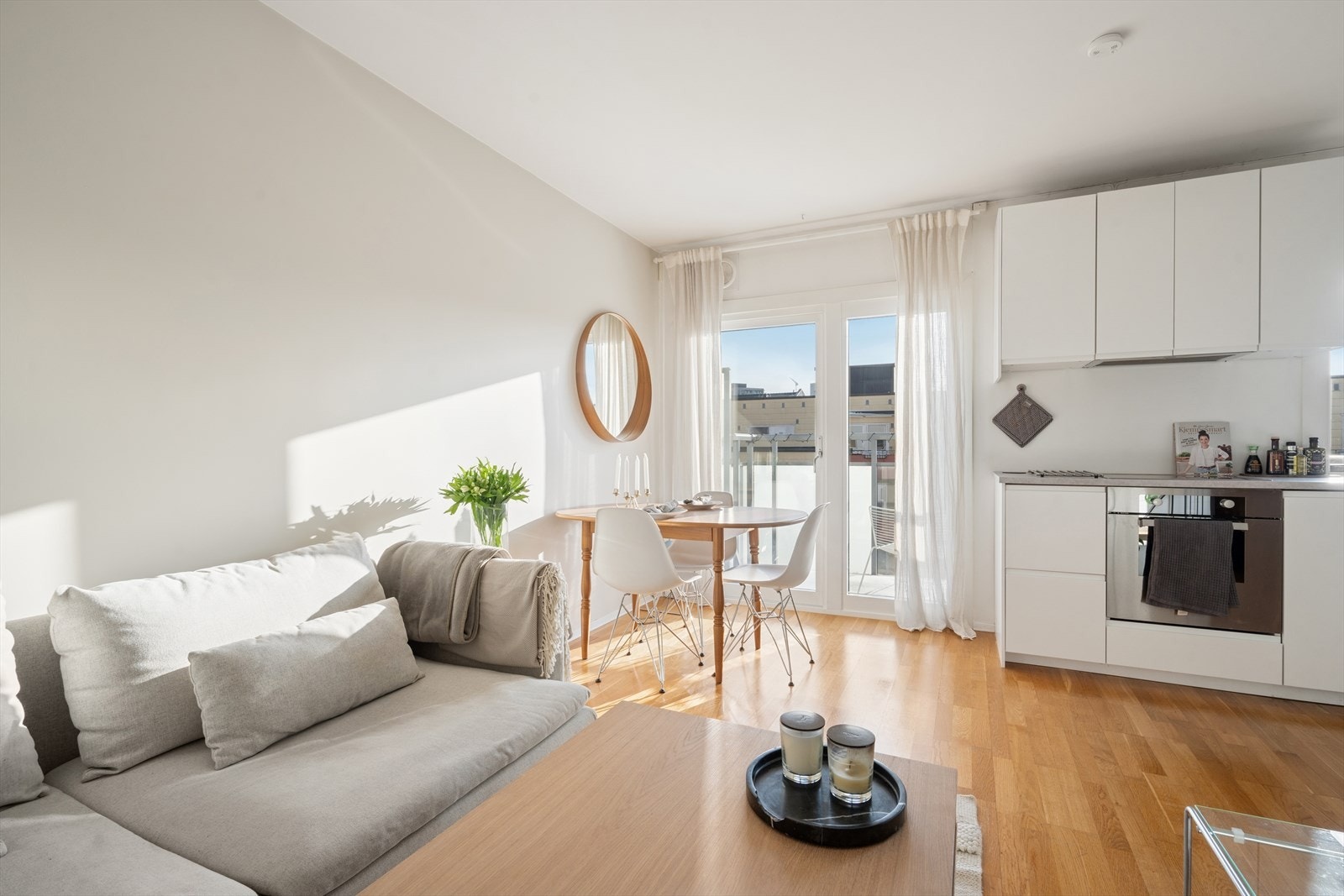 Lyst og trivelig oppholdsrom som enkelt kan deles inn i flere soner. Store vindusflater sørger for godt dagslys og en åpen, behagelig atmosfære. Galleribilde