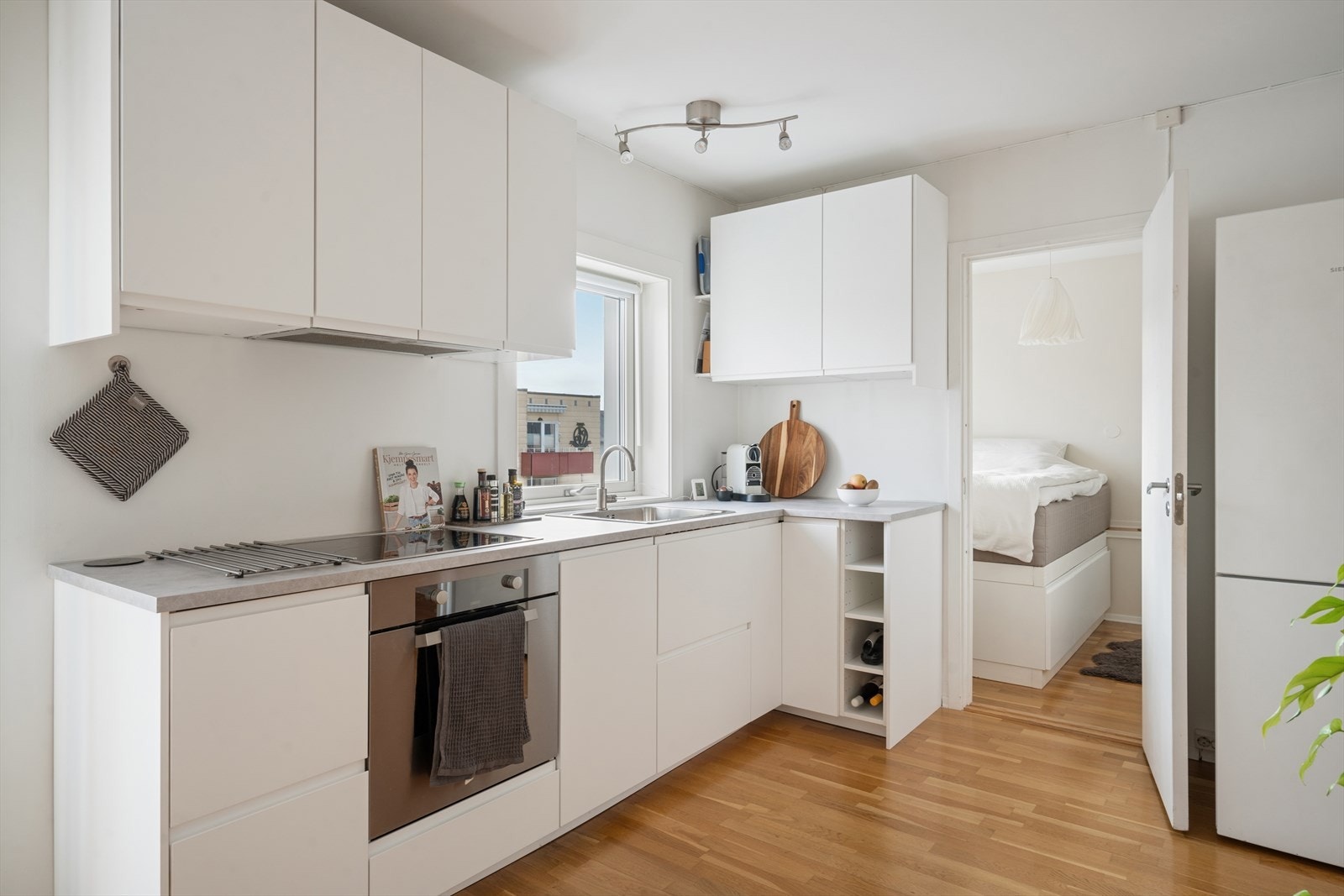 Kjøkkenet er fra 2021 og rommet er utstyrt med integrert platetopp, stekeovn, oppvaskmaskin og kjøl-/fryseskap. Galleribilde